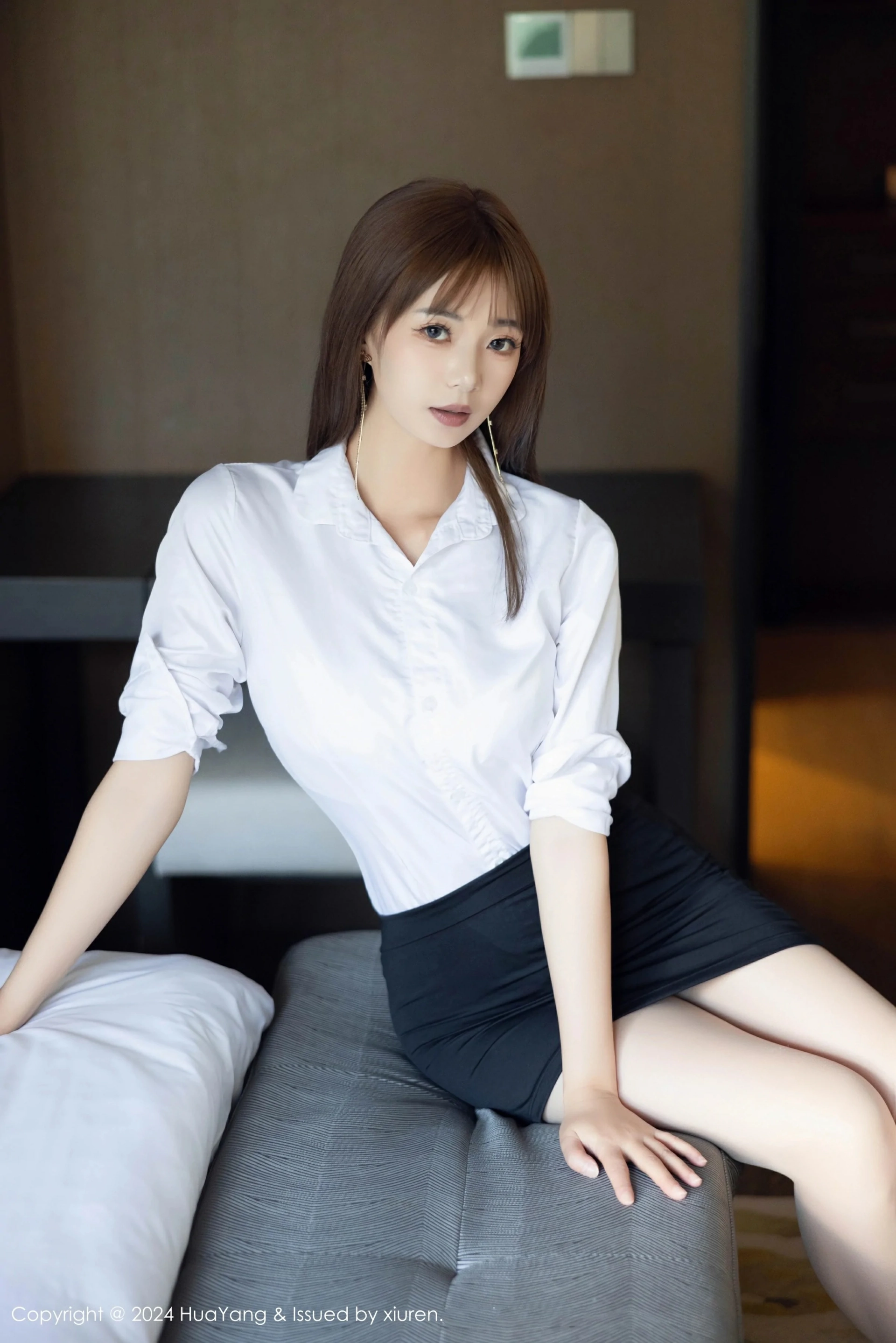 [HuaYang花漾写真] VOL.604 宋-kiki OL服饰 诱人白色丝袜 性感写真 [75张]插图1