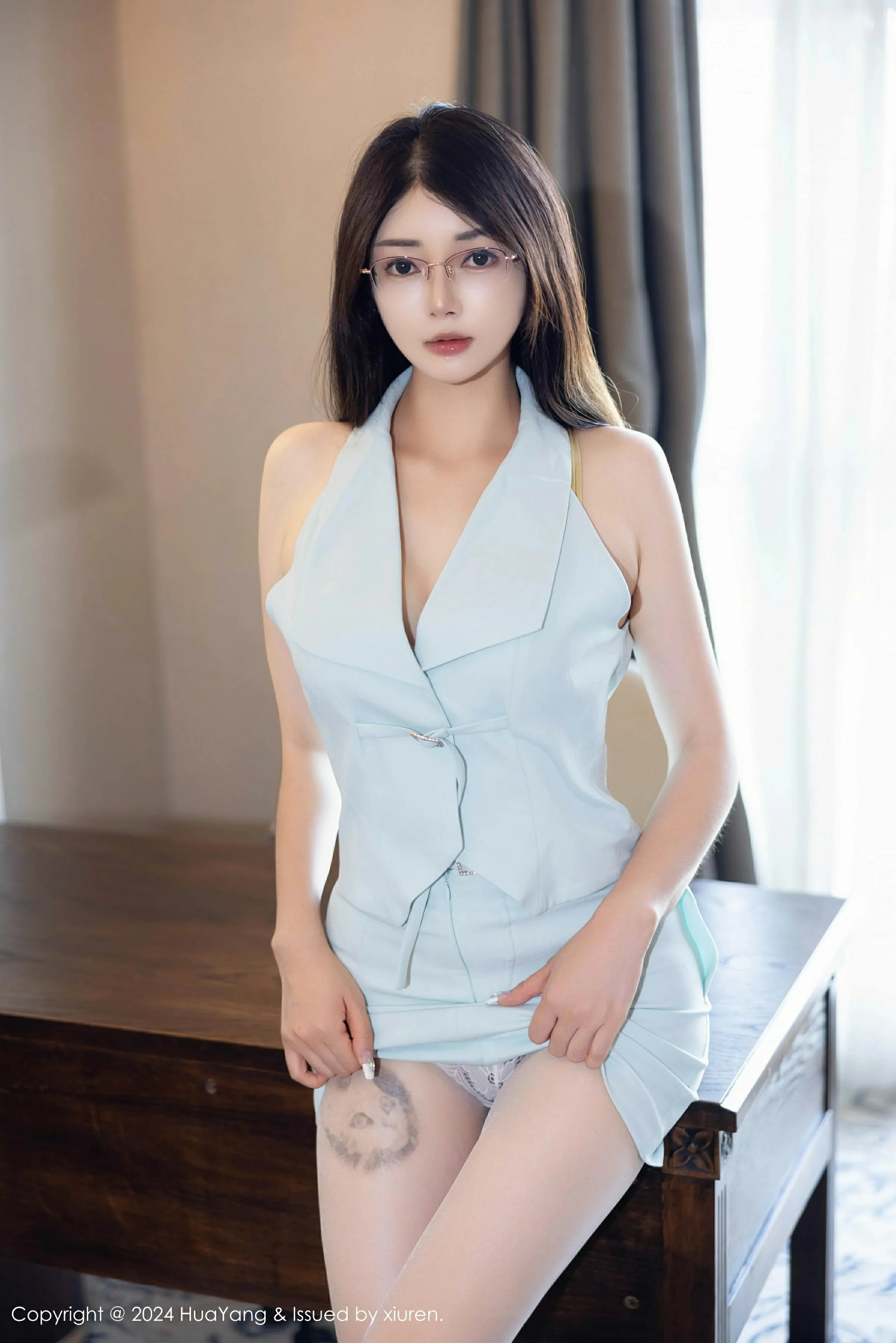 [HuaYang花漾写真] VOL.608 凯竹Quinn 浅蓝色连衣短裙 白色丝袜 性感写真 [80张]插图1