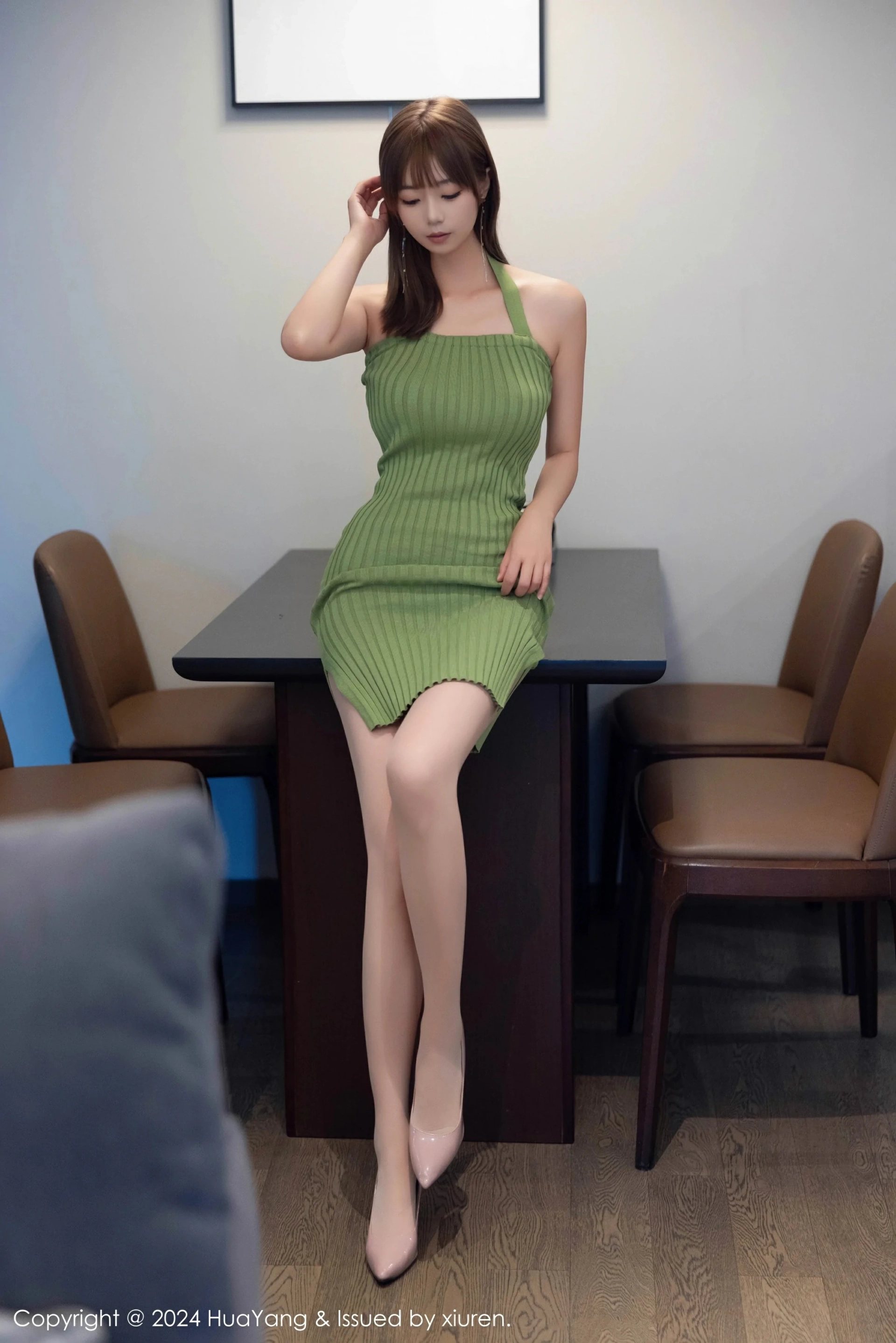 [HuaYang花漾写真] VOL.600 宋-kiki 绿色连衣短裙 诱人灰丝 性感写真 [74张]插图