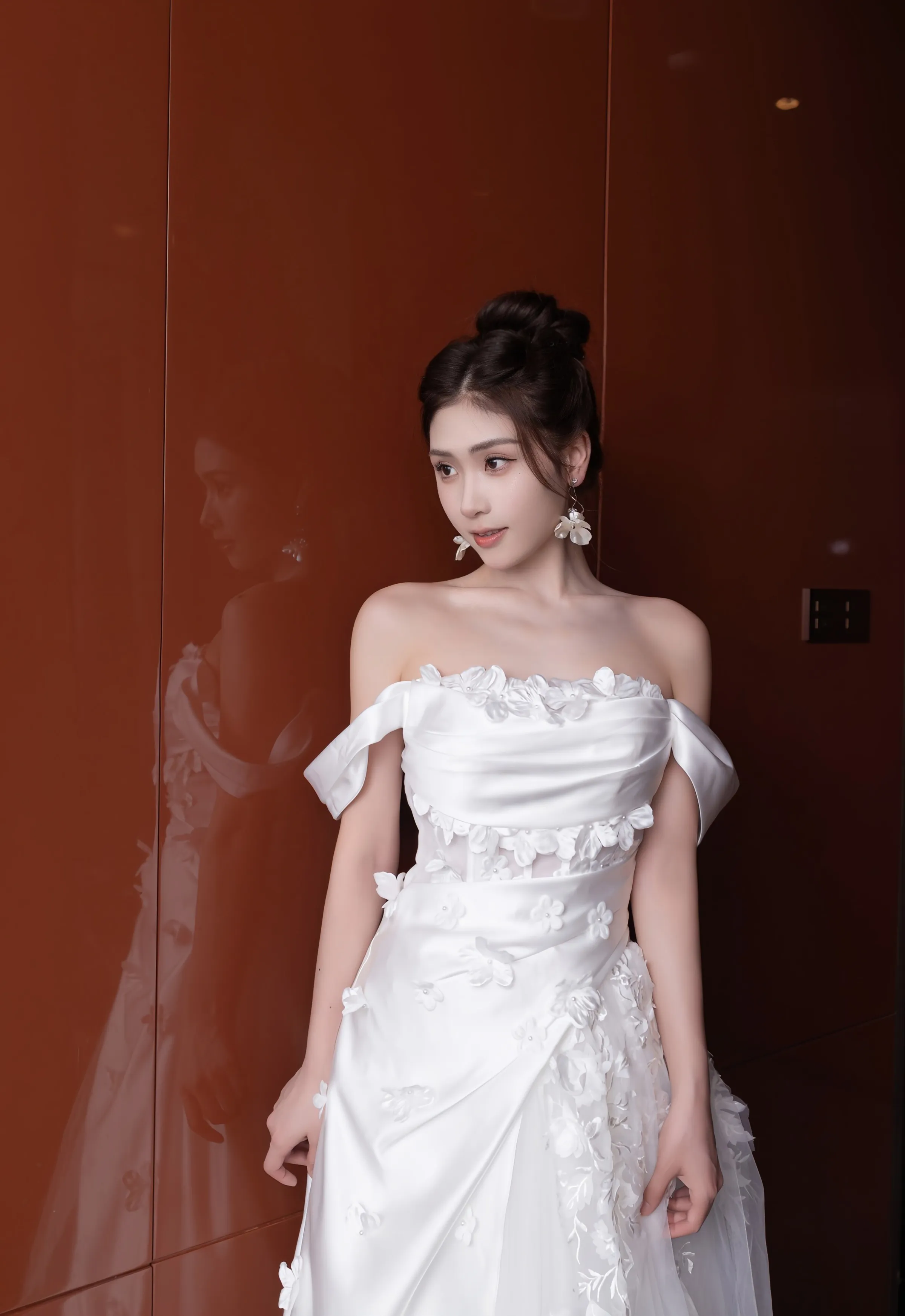 [XiuRen秀人网] No.10814 刘婷婷 白色婚纱 肉色丝袜 性感写真 [80张]