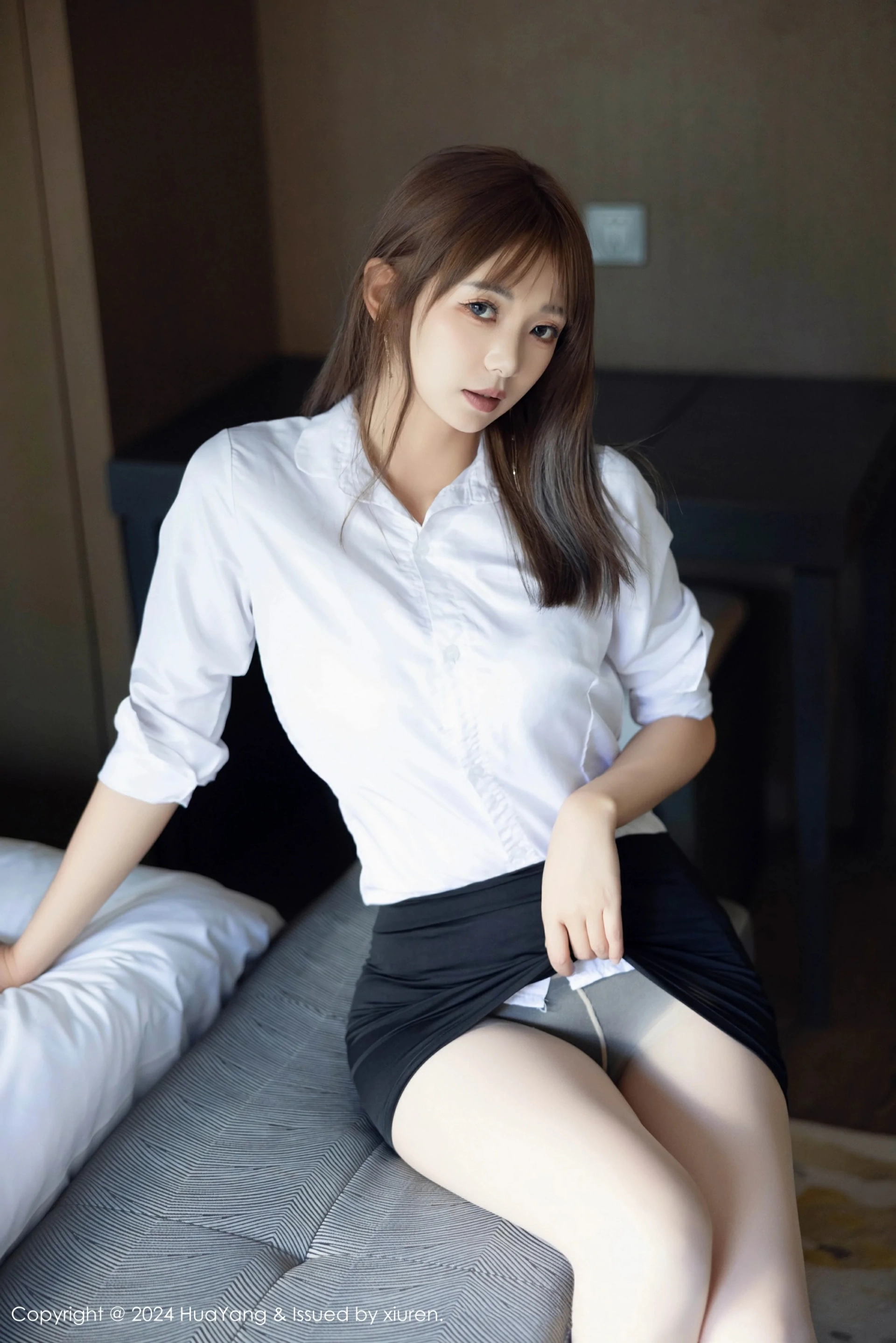 [HuaYang花漾写真] VOL.604 宋-kiki OL服饰 诱人白色丝袜 性感写真 [75张]插图1