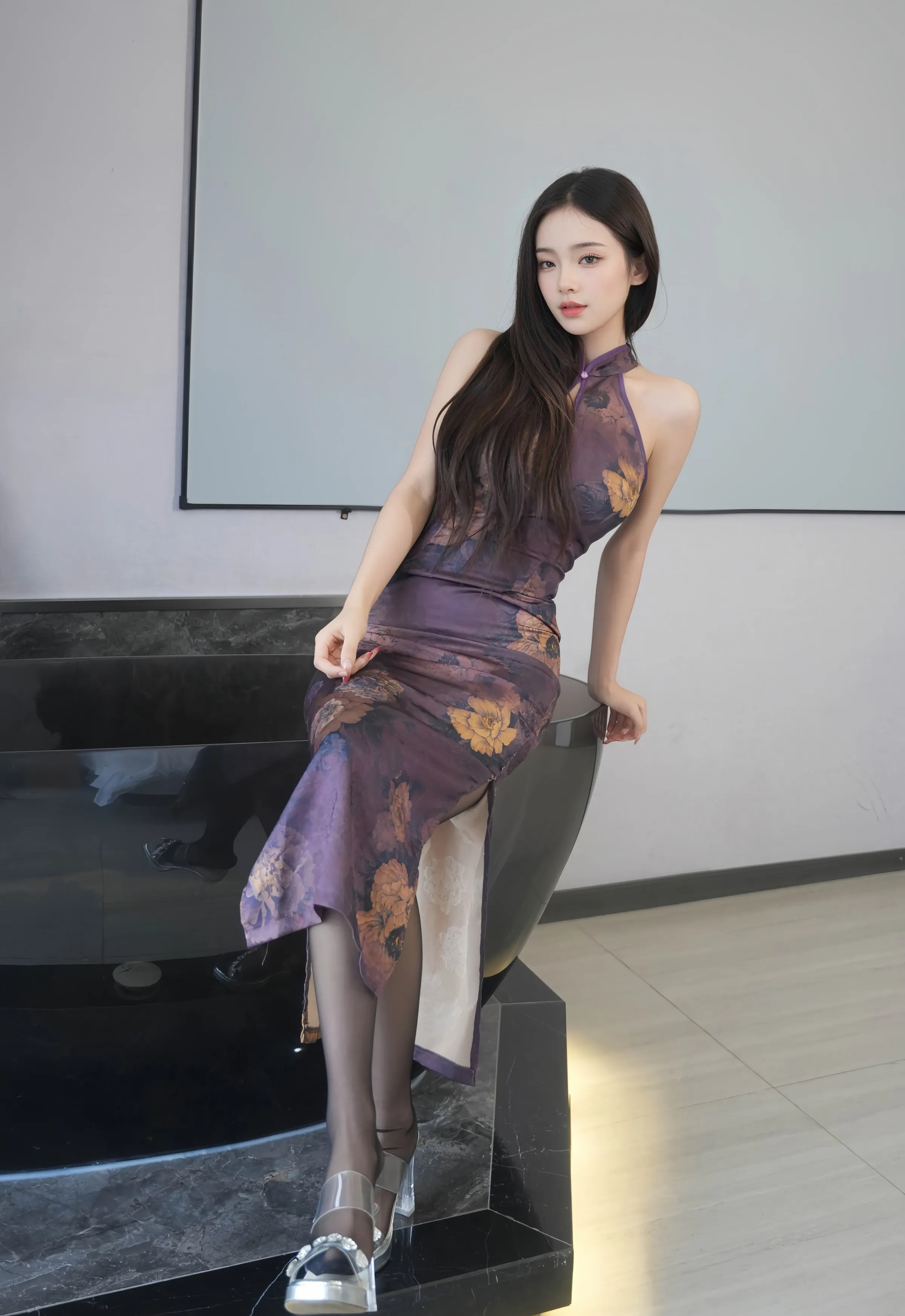 [XiuRen秀人网] No.10771 小奶娇 新人首套写真 性感紫色旗袍 魅惑黑丝 [73张]插图