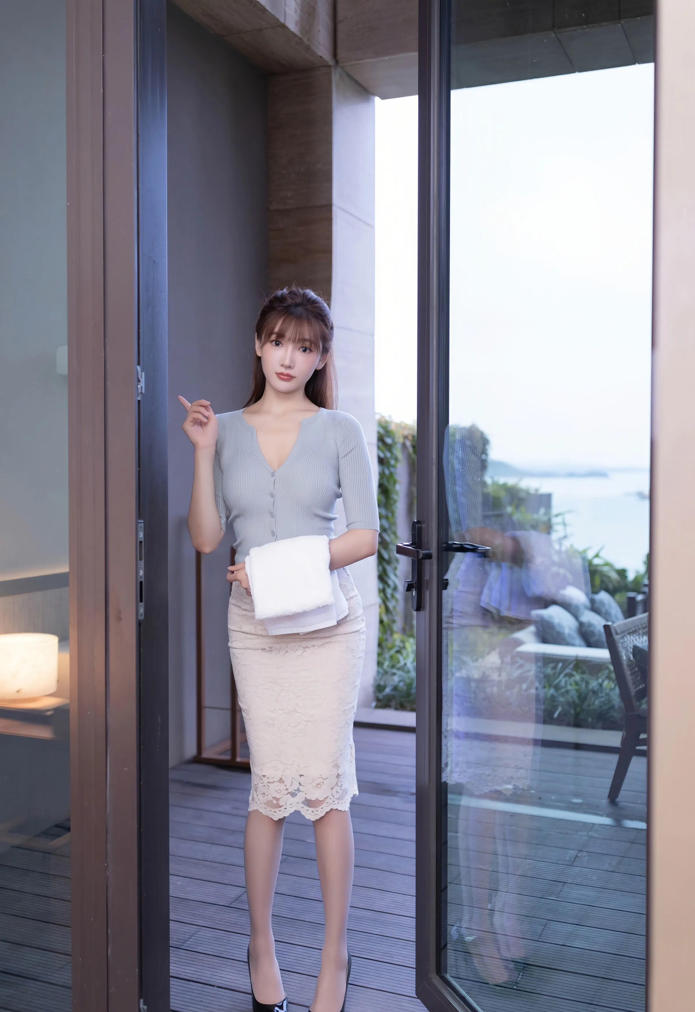 [XiuRen秀人网] No.10757 陆萱萱 性感浅色长裙 诱人白色丝袜 西安旅拍写真 [73张]插图