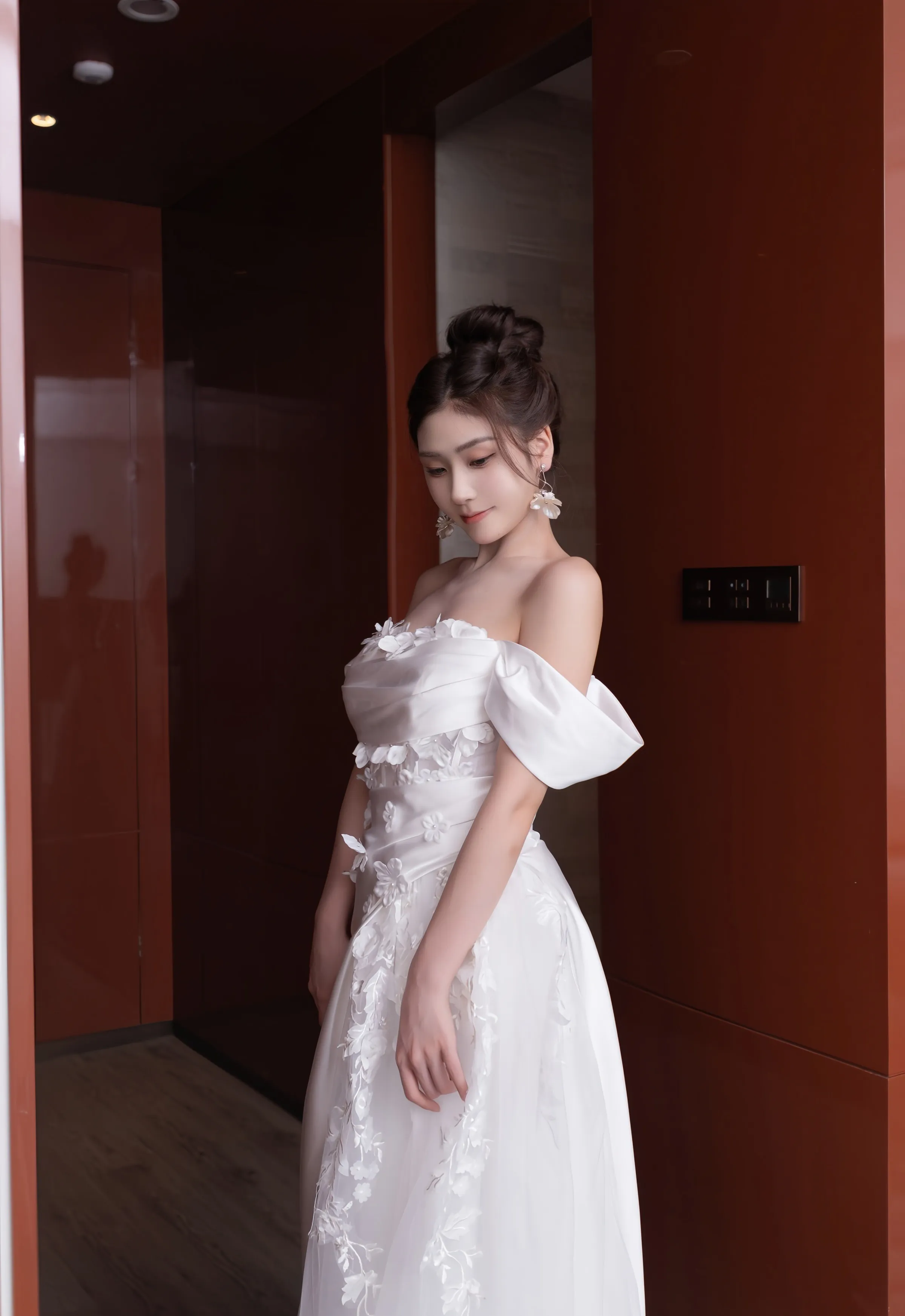 [XiuRen秀人网] No.10814 刘婷婷 白色婚纱 肉色丝袜 性感写真 [80张]
