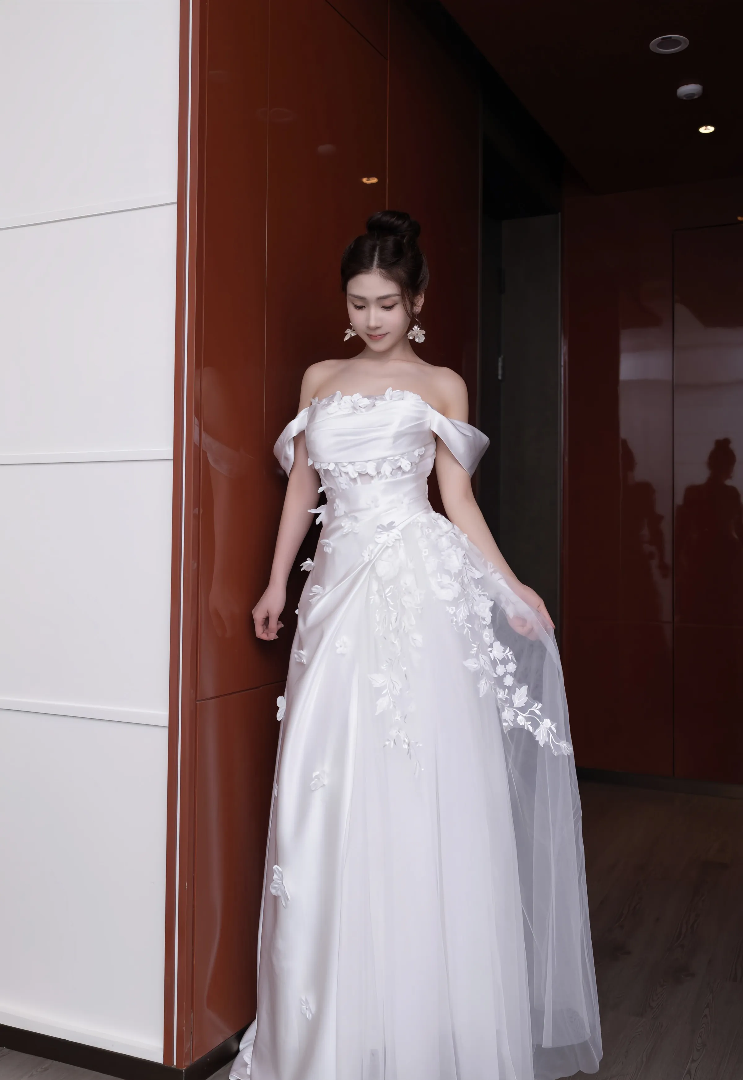 [XiuRen秀人网] No.10814 刘婷婷 白色婚纱 肉色丝袜 性感写真 [80张]