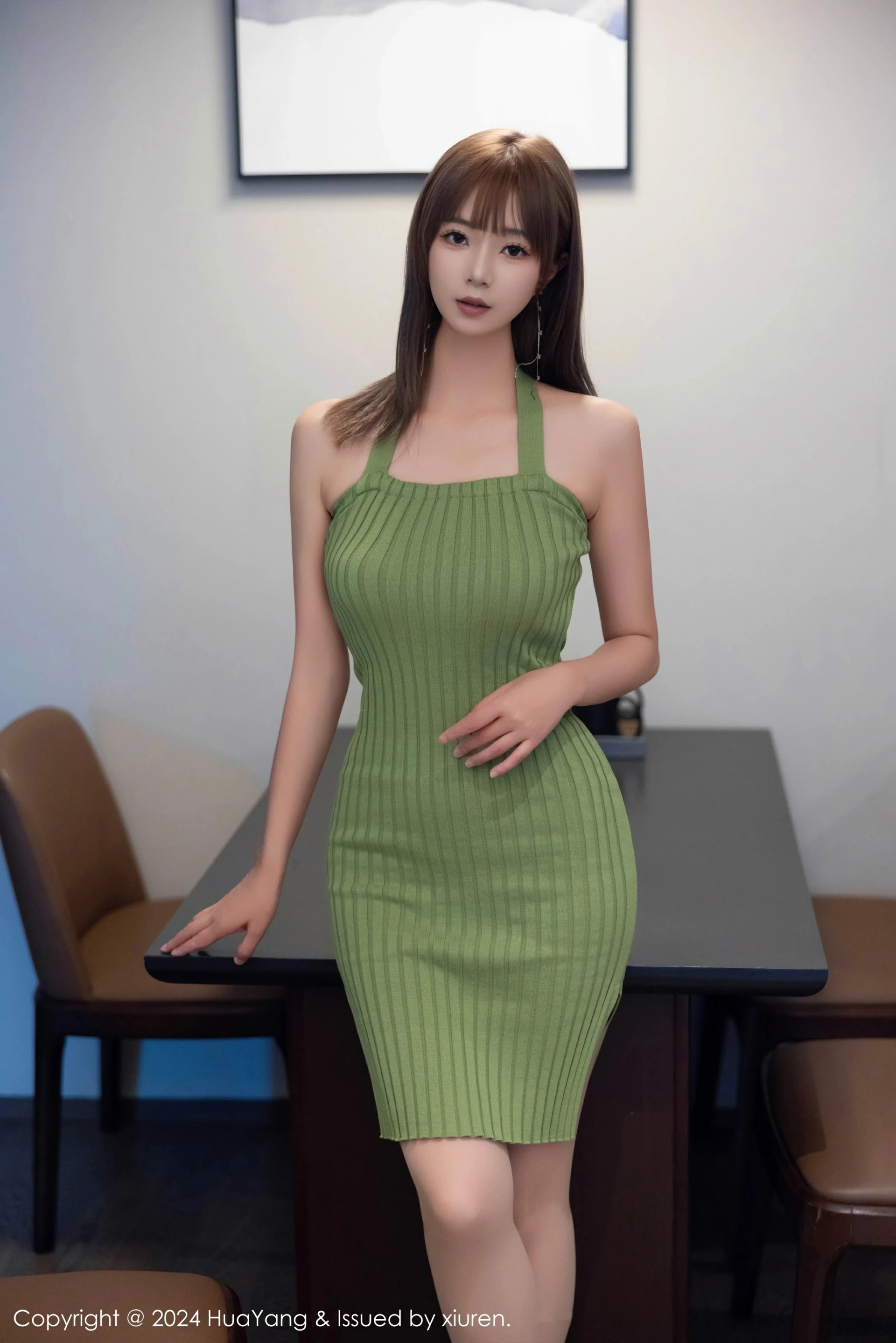 [HuaYang花漾写真] VOL.600 宋-kiki 绿色连衣短裙 诱人灰丝 性感写真 [74张]插图1