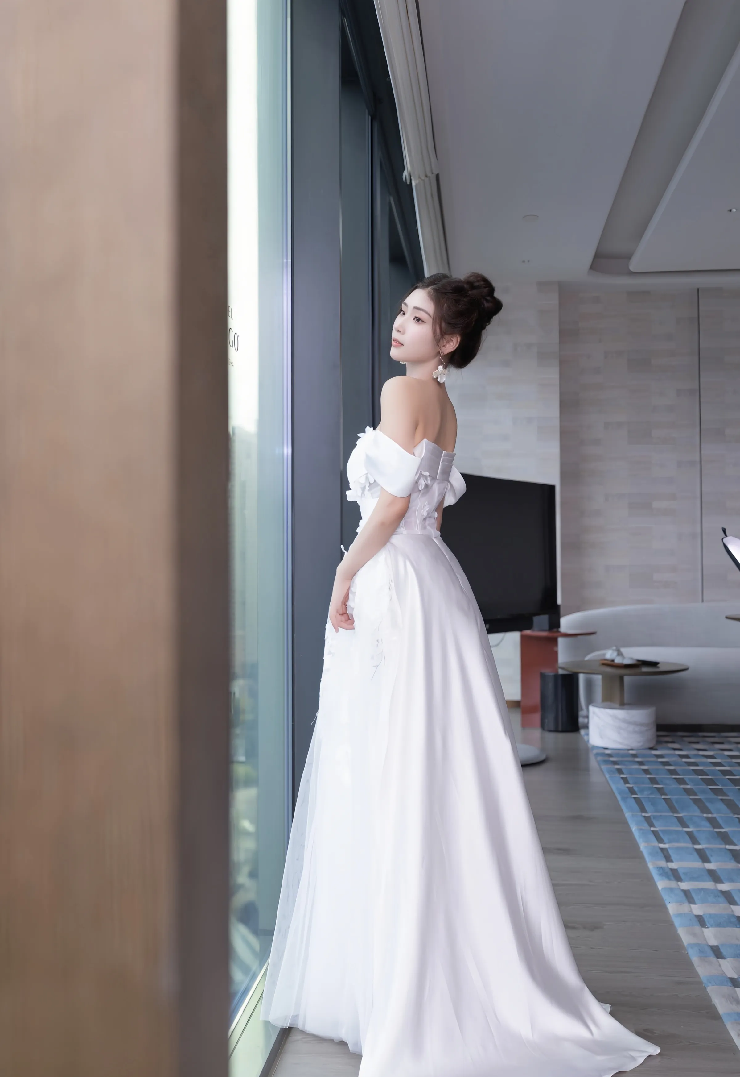 [XiuRen秀人网] No.10814 刘婷婷 白色婚纱 肉色丝袜 性感写真 [80张]