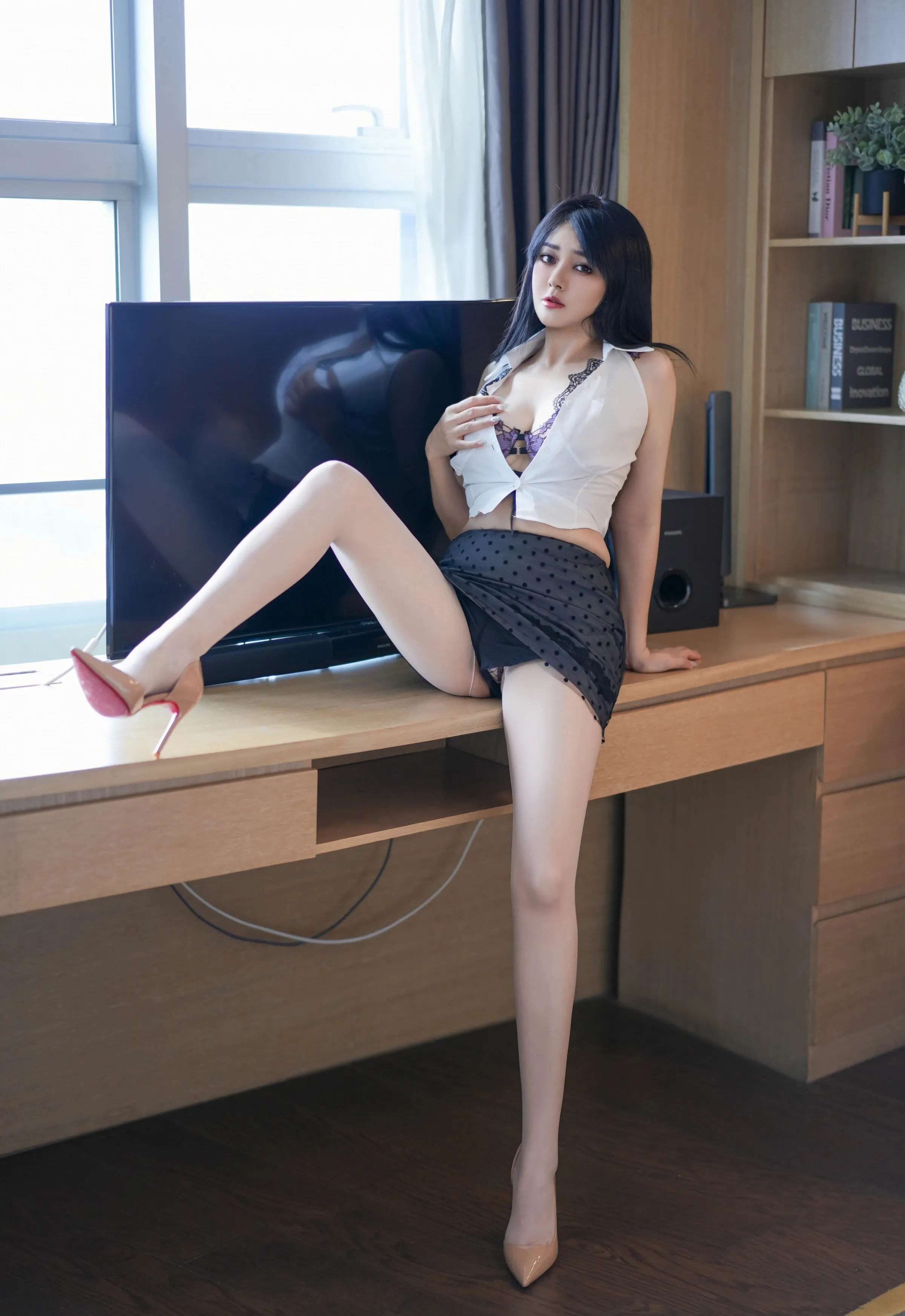 [YOUMI尤蜜荟] VOL.1169 凯竹Quinn 黑色蕾丝波点短裙 性感写真 [69张]插图1