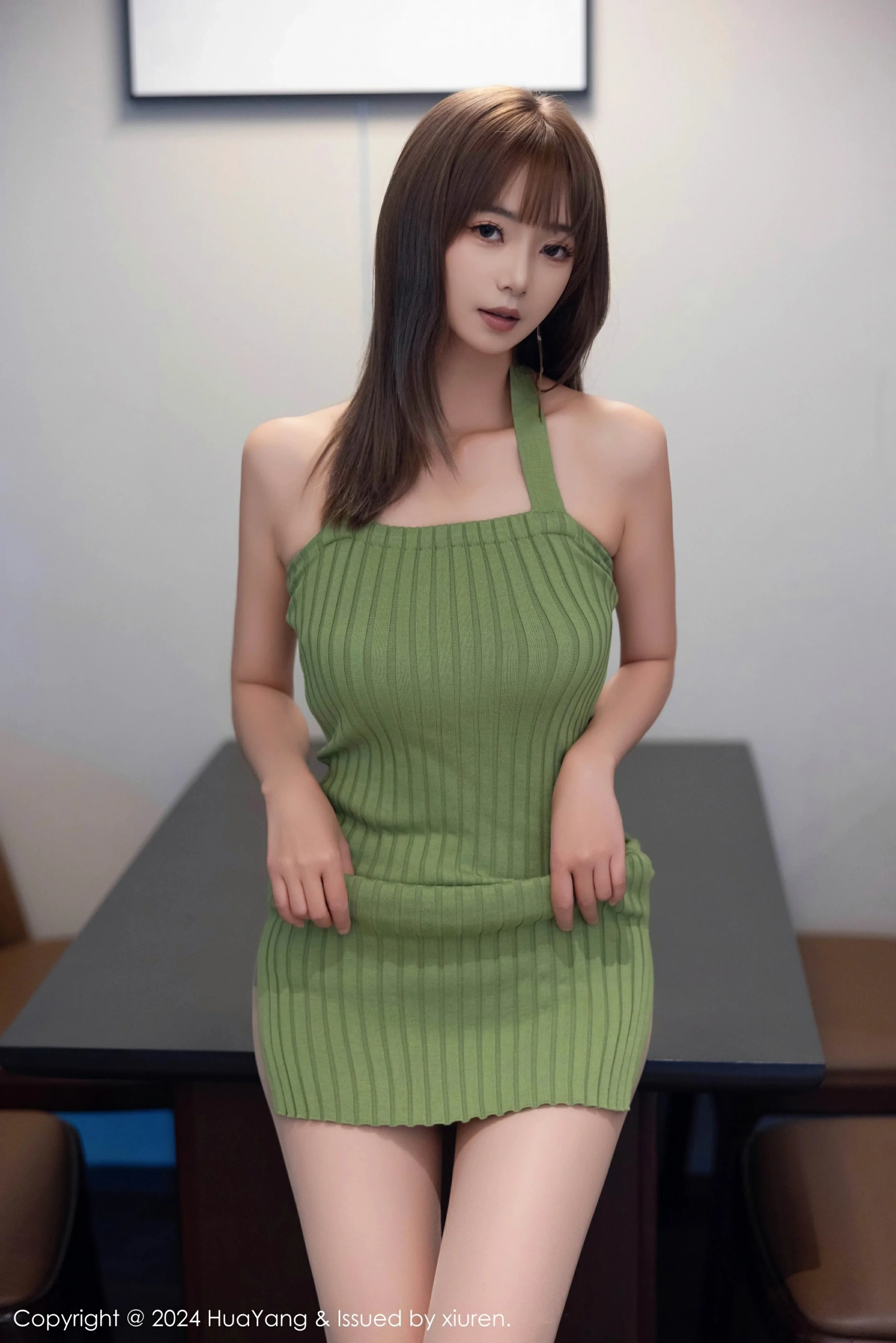 [HuaYang花漾写真] VOL.600 宋-kiki 绿色连衣短裙 诱人灰丝 性感写真 [74张]插图