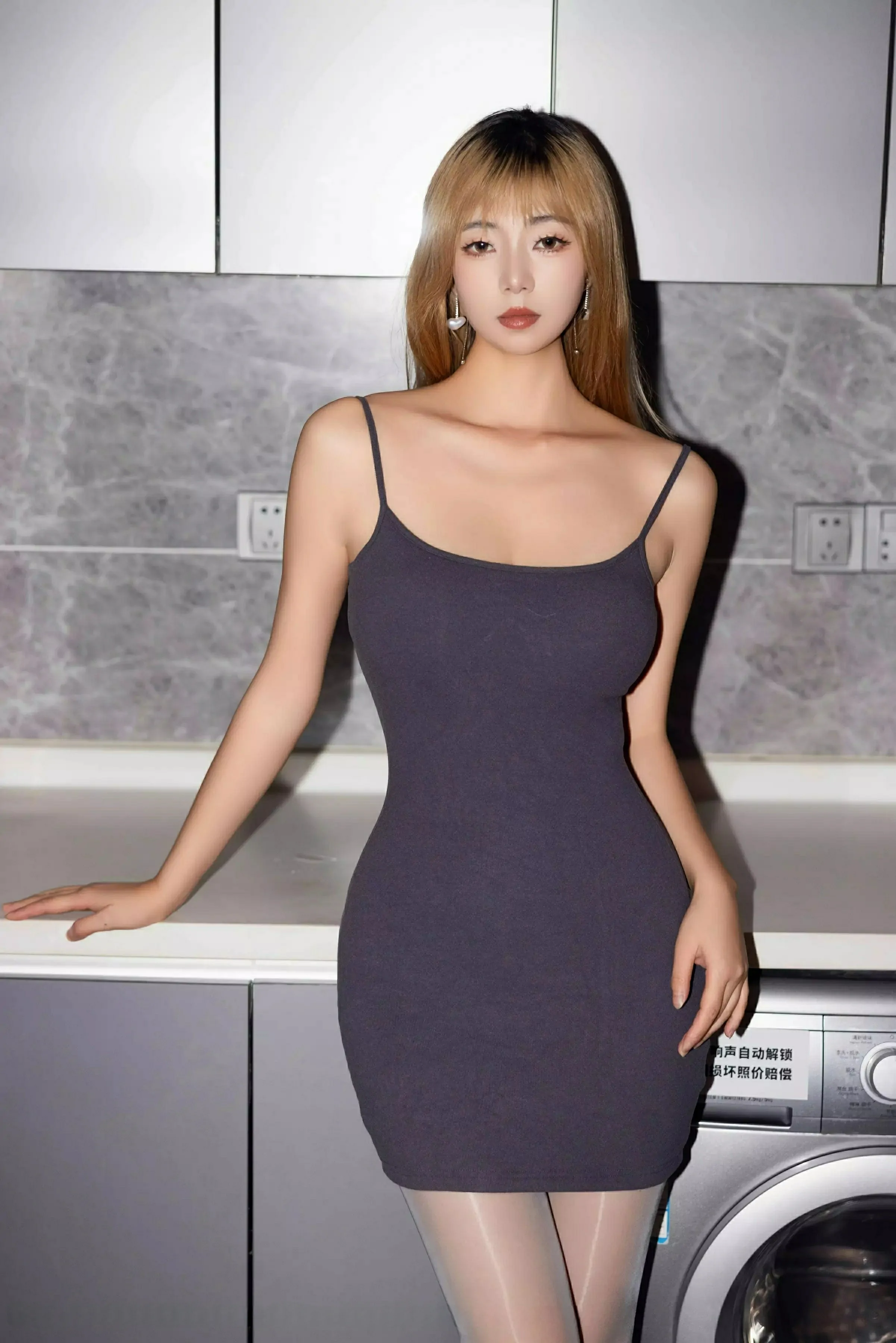 [HuaYang花漾写真] VOL.634 宋-KiKi 灰色吊带 灰色丝袜 性感写真 [70张]插图1