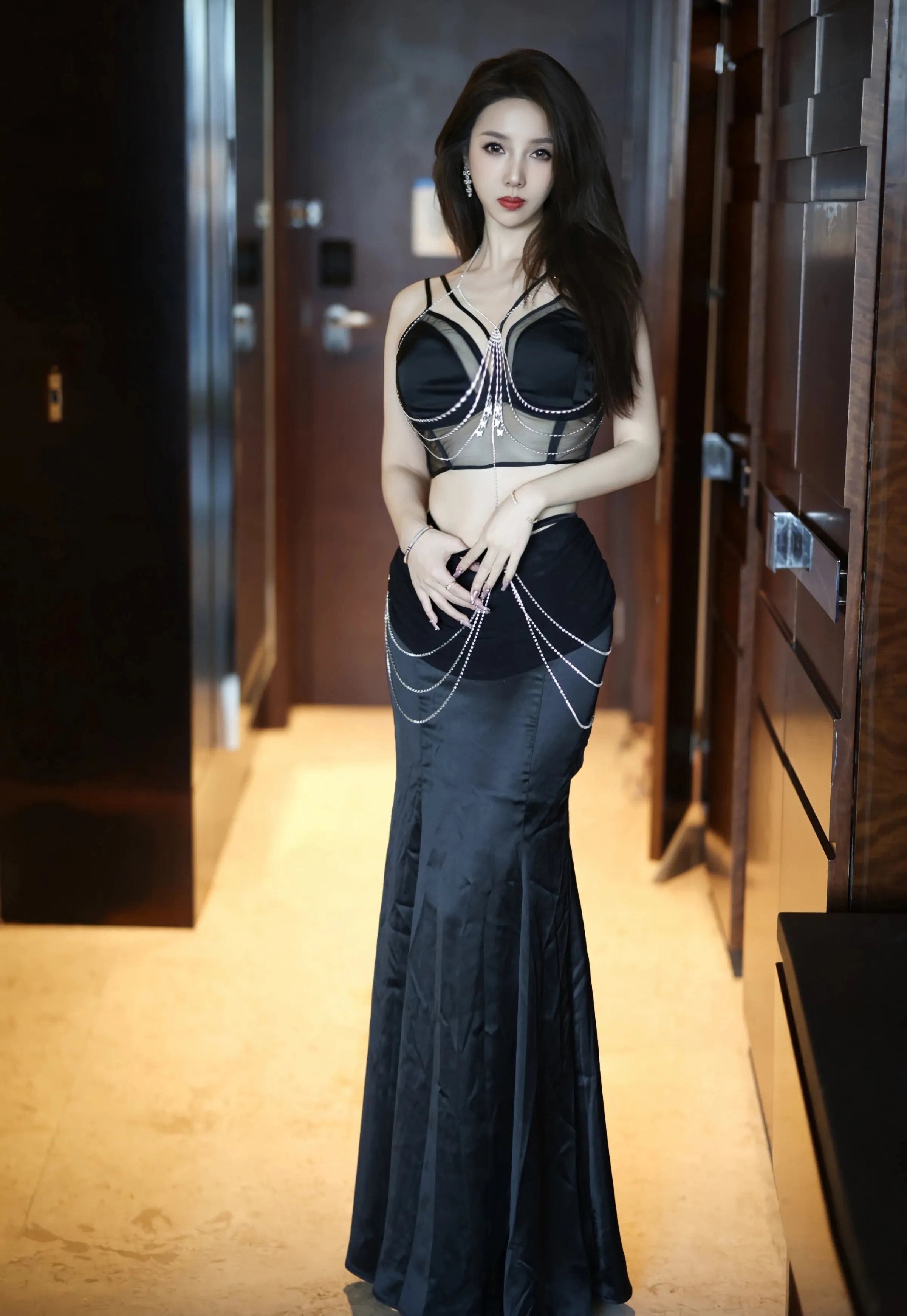 [YOUMI尤蜜荟] VOL.1156 桃桃·夭夭twins 新人首套写真 性感黑色内衣黑色长裙 [70张]插图