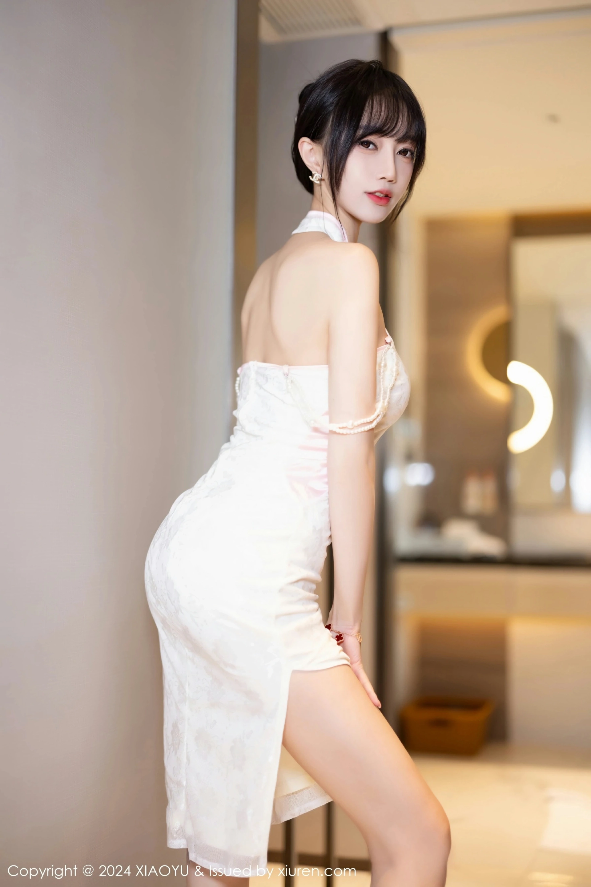 [XIAOYU语画界] VOL.1186 玥儿玥er 白色露肩旗袍 性感写真 [83张]插图1