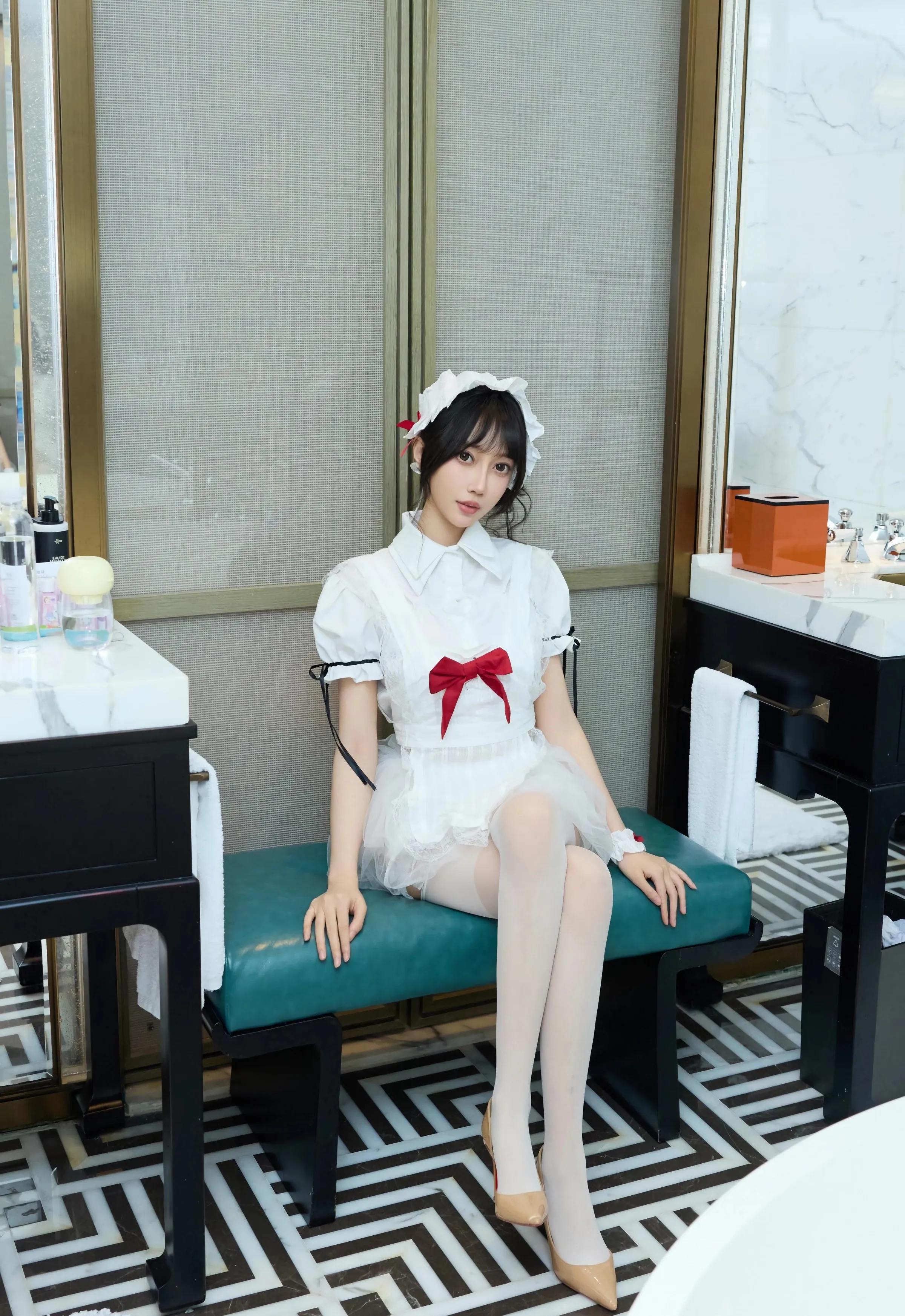 [XiuRen秀人网] No.10827 玥儿玥er 性感萝莉女仆装 上海旅拍写真 [64张]