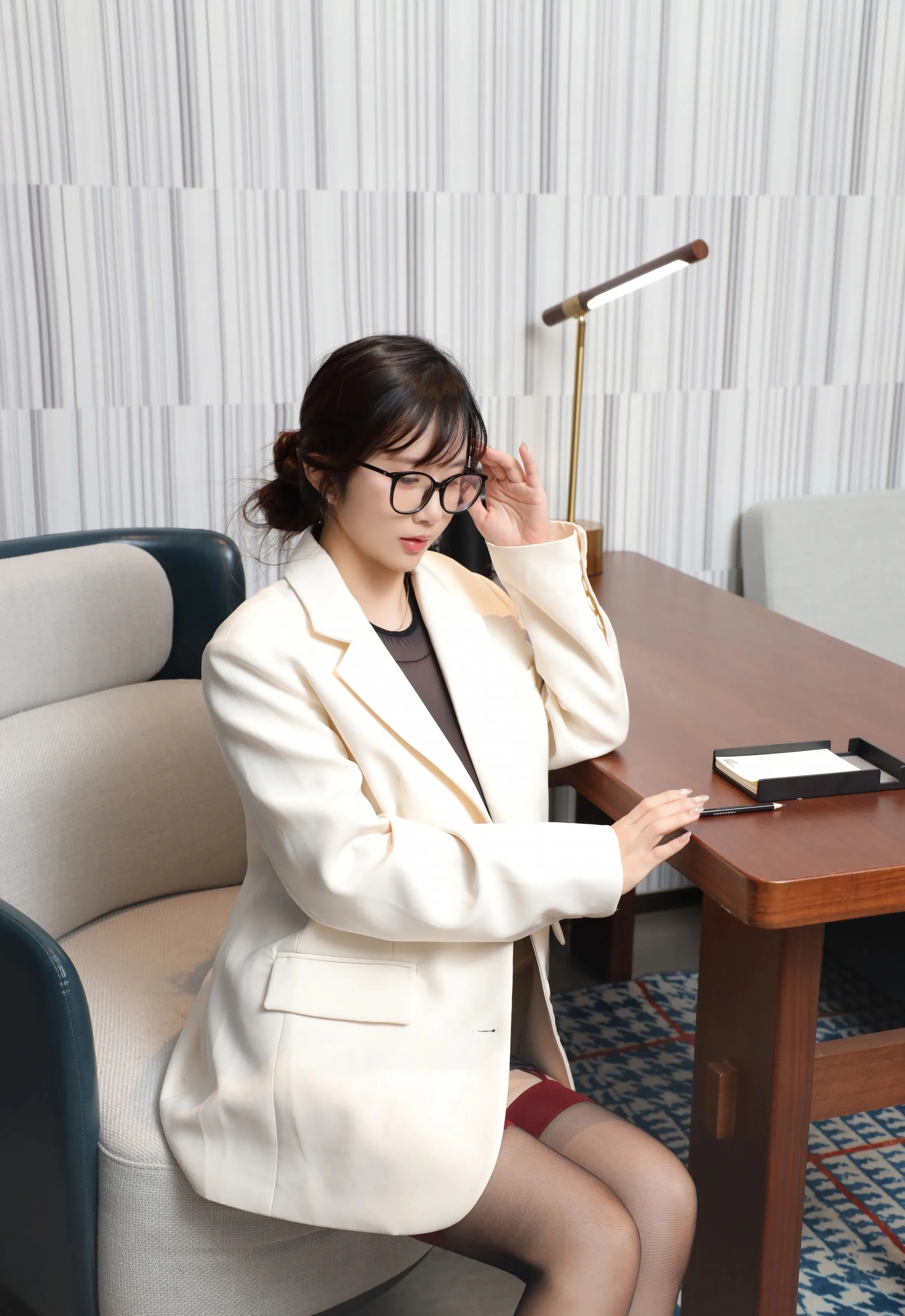 [XiuRen秀人网] No.10805 小肉肉咪 白色OL服饰 魅惑黑丝 性感写真 [72张]