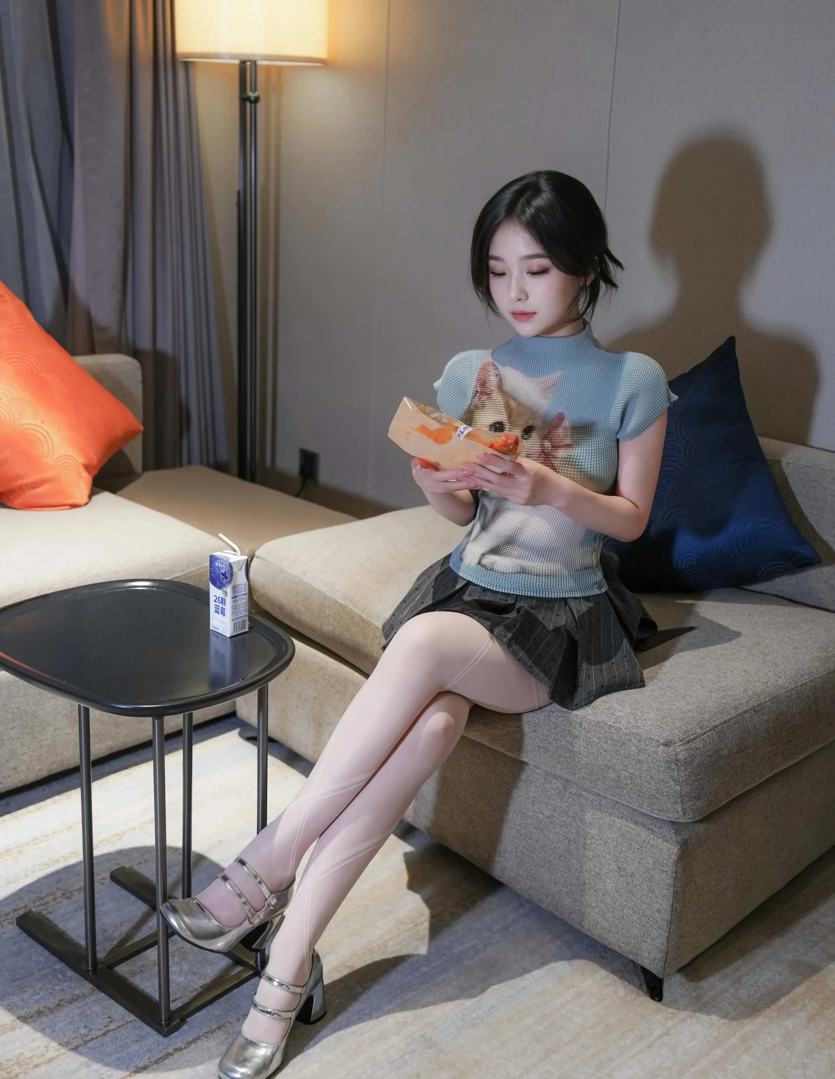 [XiuRen秀人网] No.10830 汁汁 灰色短裙 白色丝袜 性感写真 [70张]插图
