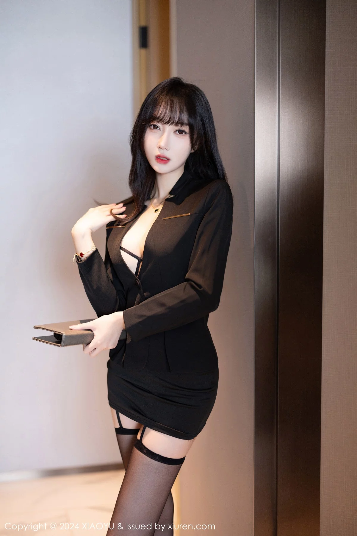 [XIAOYU语画界] VOL.1193 月崽 黑色时尚上衣 魅惑黑丝 性感写真 [83张]插图1