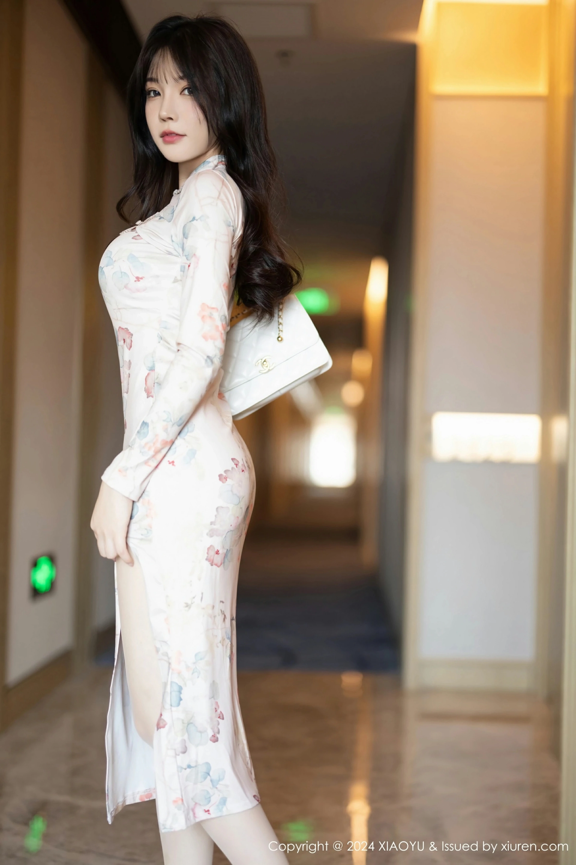 [XIAOYU语画界] VOL.1199 徐莉芝Booty 白色带图案旗袍 诱人灰丝 性感写真 [90张]插图1
