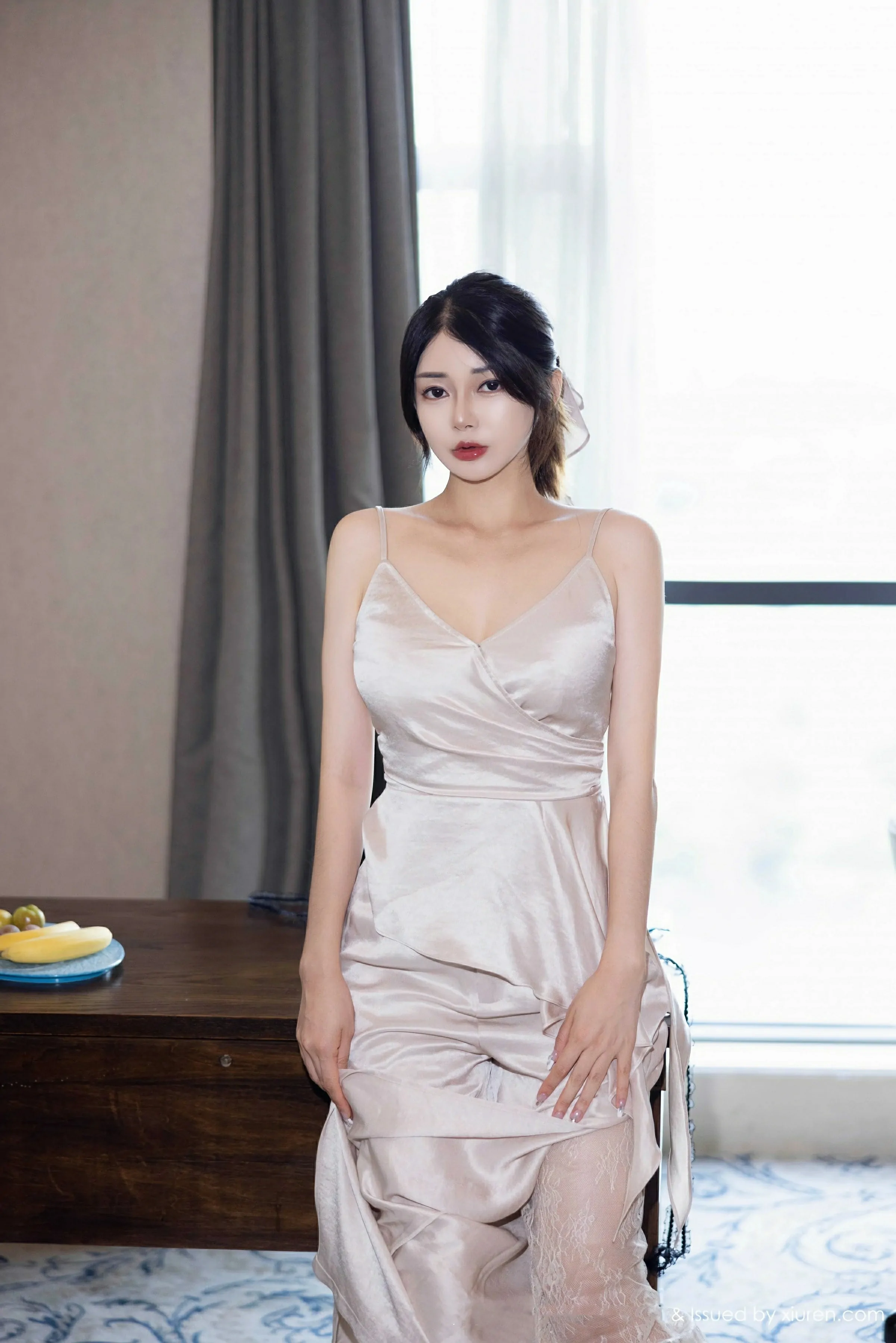 [HuaYang花漾写真] VOL.613 凯竹Quinn 浅色连衣短裙 肉色丝袜 性感写真 [64张]插图1