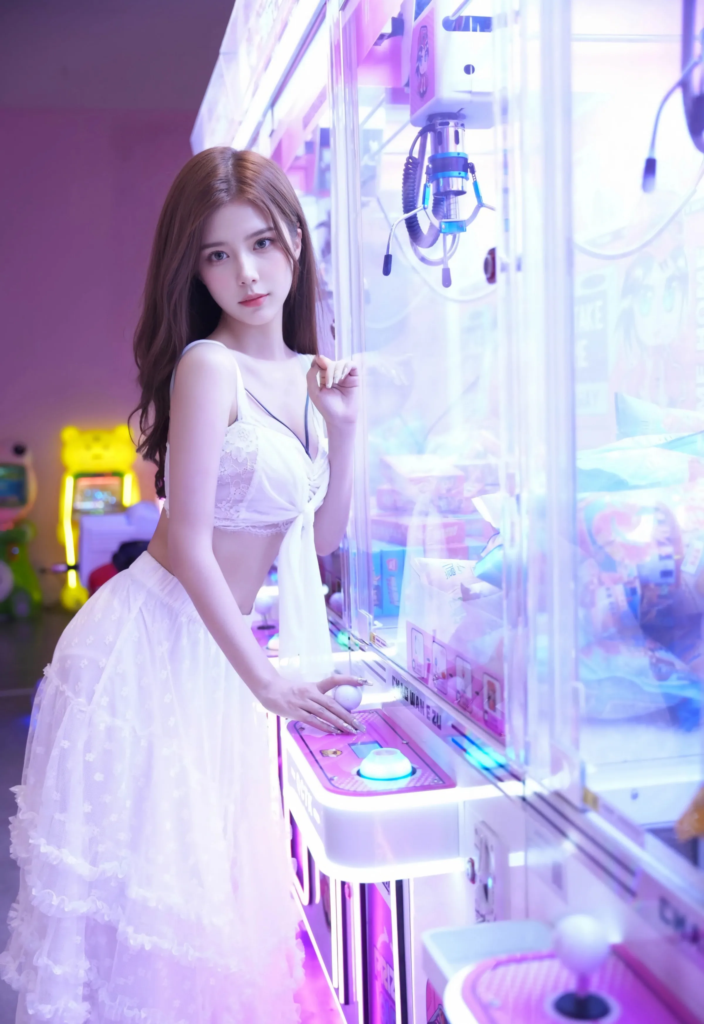 [XiuRen秀人网] No.10791 拍黄瓜girl 白色连衣裙 性感写真 [74张]