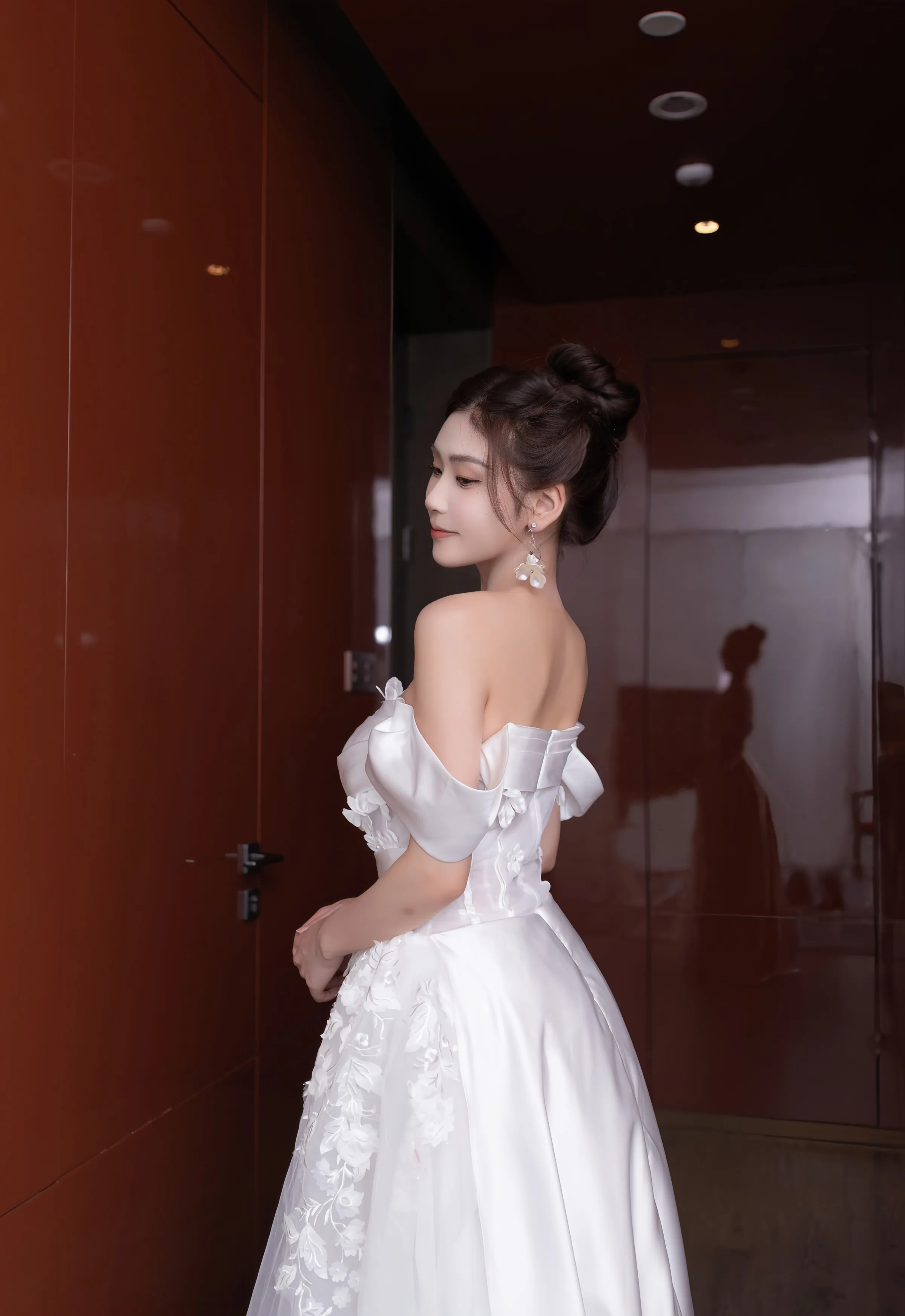 [XiuRen秀人网] No.10814 刘婷婷 白色婚纱 肉色丝袜 性感写真 [80张]