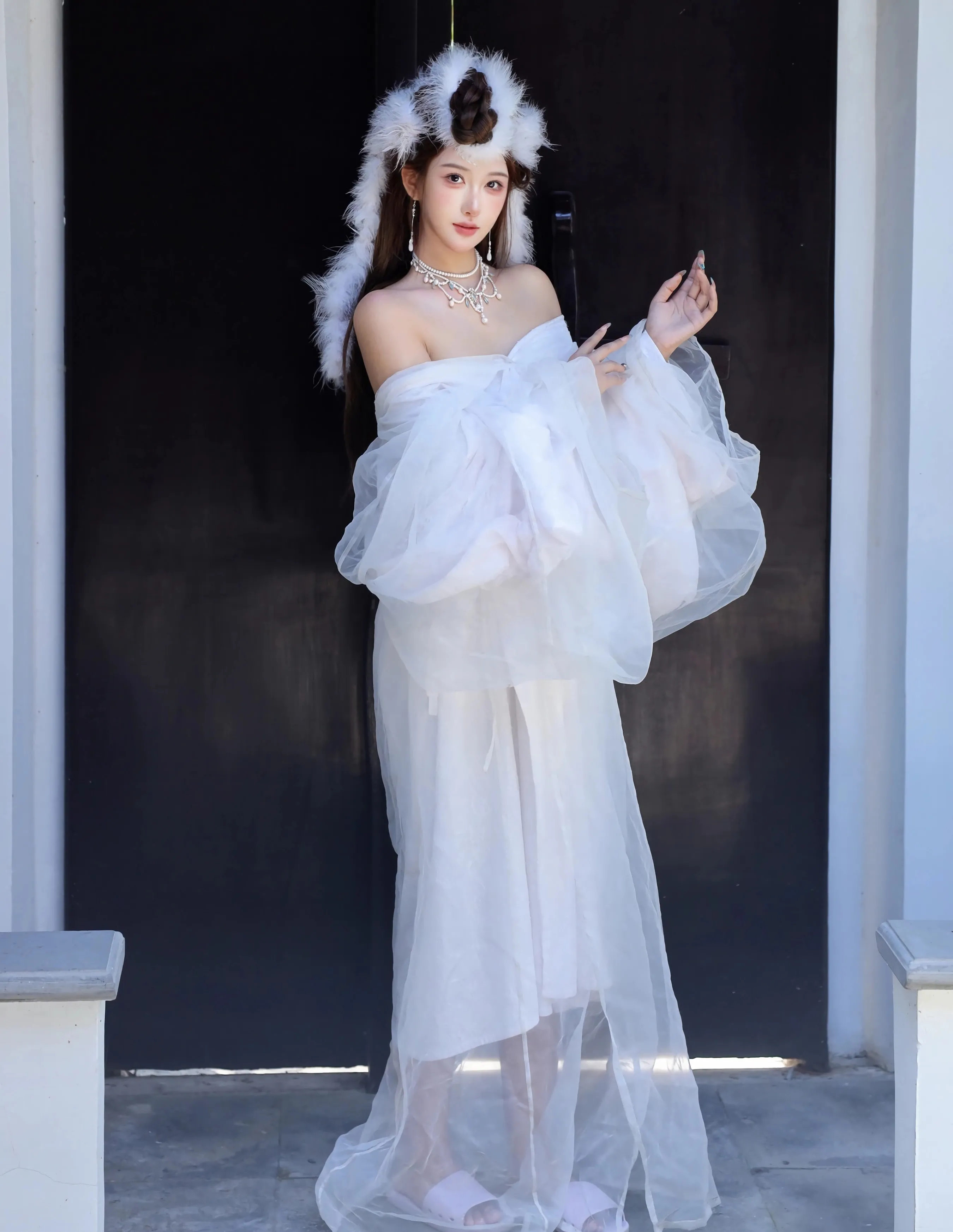 [XiuRen秀人网] No.10843 金允希Yuki 白色锦毛鼠装扮 性感写真 [78张]插图1