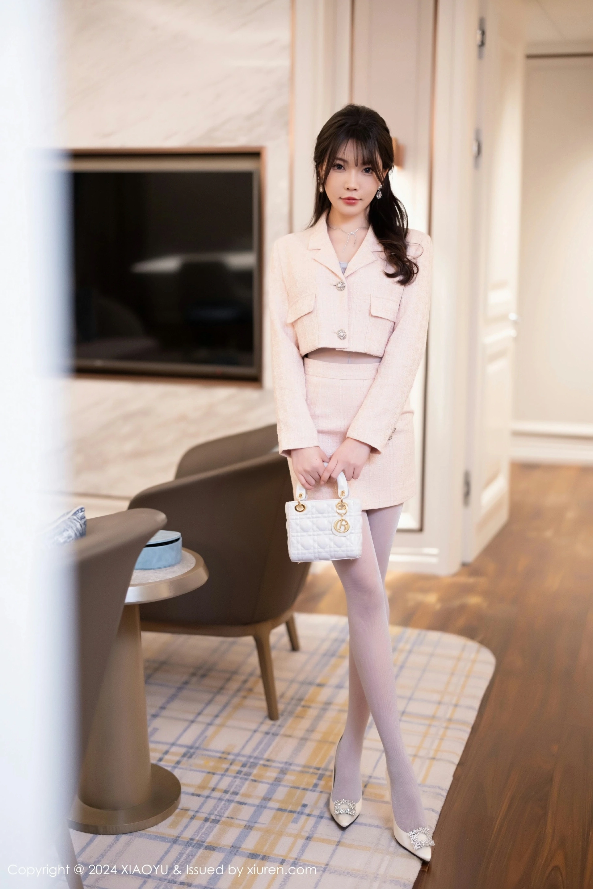 [XIAOYU语画界] VOL.1236 徐莉芝Booty 性感浅粉色连衣短裙 哈尔滨旅拍写真 [82张]插图1