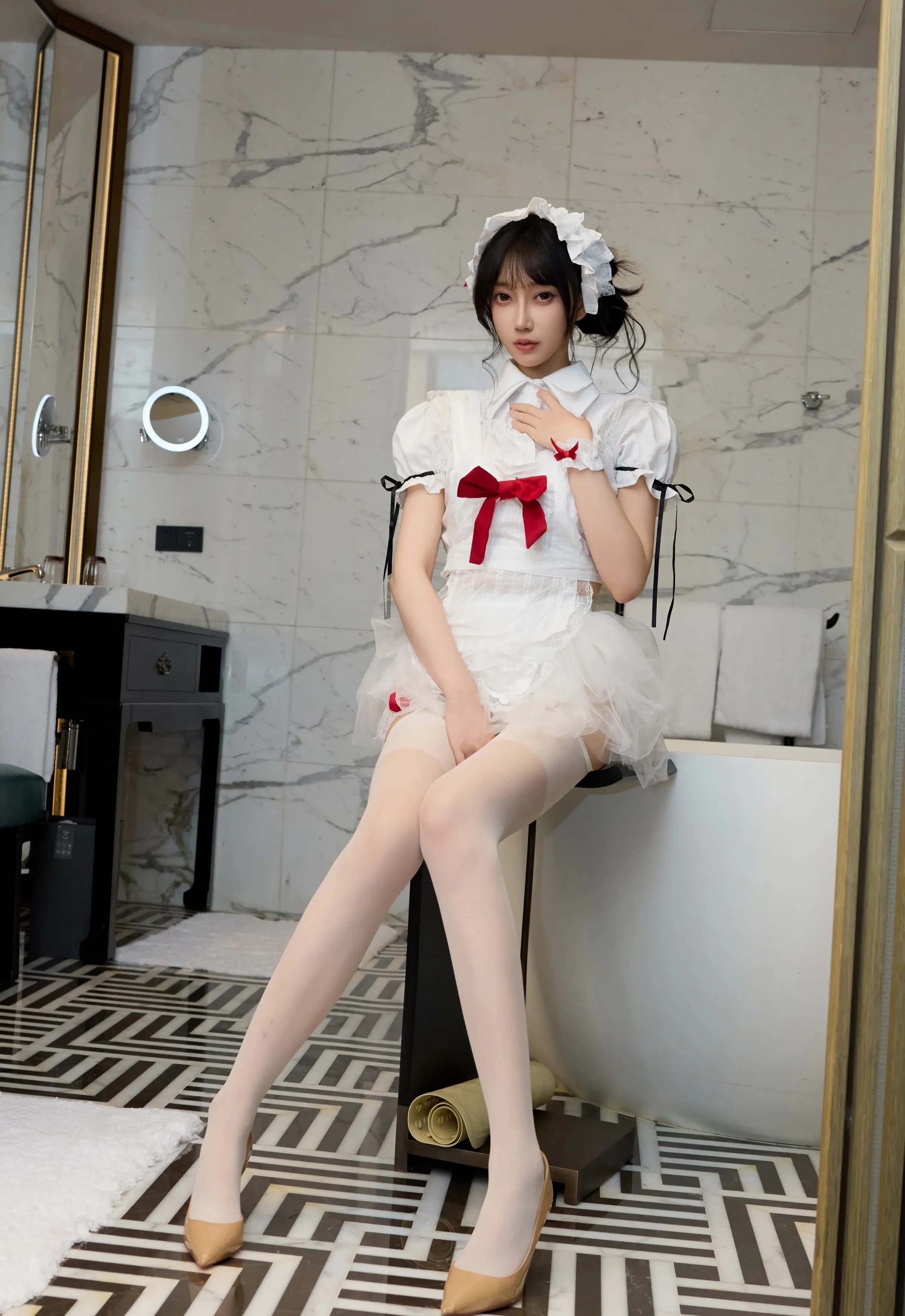 [XiuRen秀人网] No.10827 玥儿玥er 性感萝莉女仆装 上海旅拍写真 [64张]