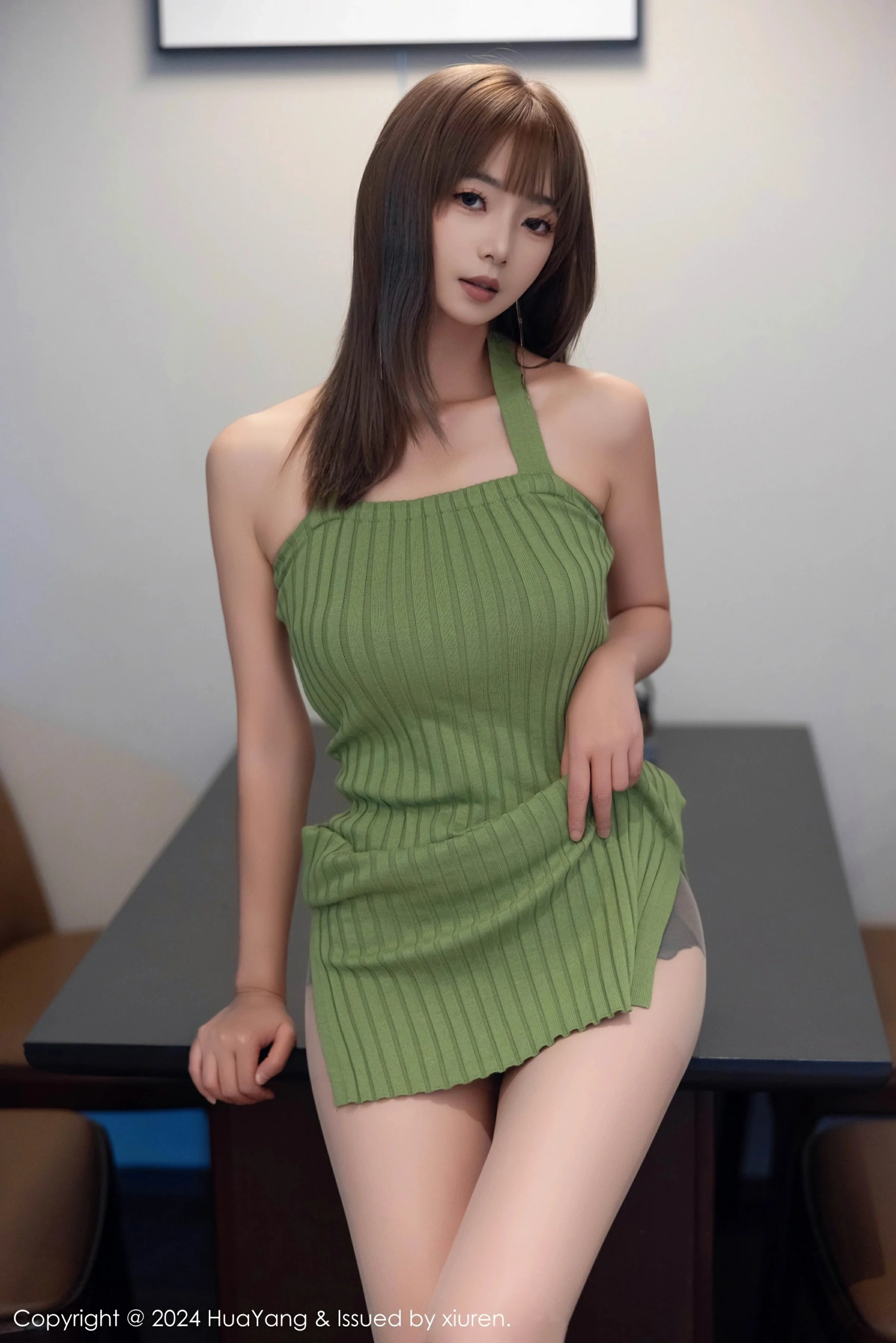 [HuaYang花漾写真] VOL.600 宋-kiki 绿色连衣短裙 诱人灰丝 性感写真 [74张]插图1
