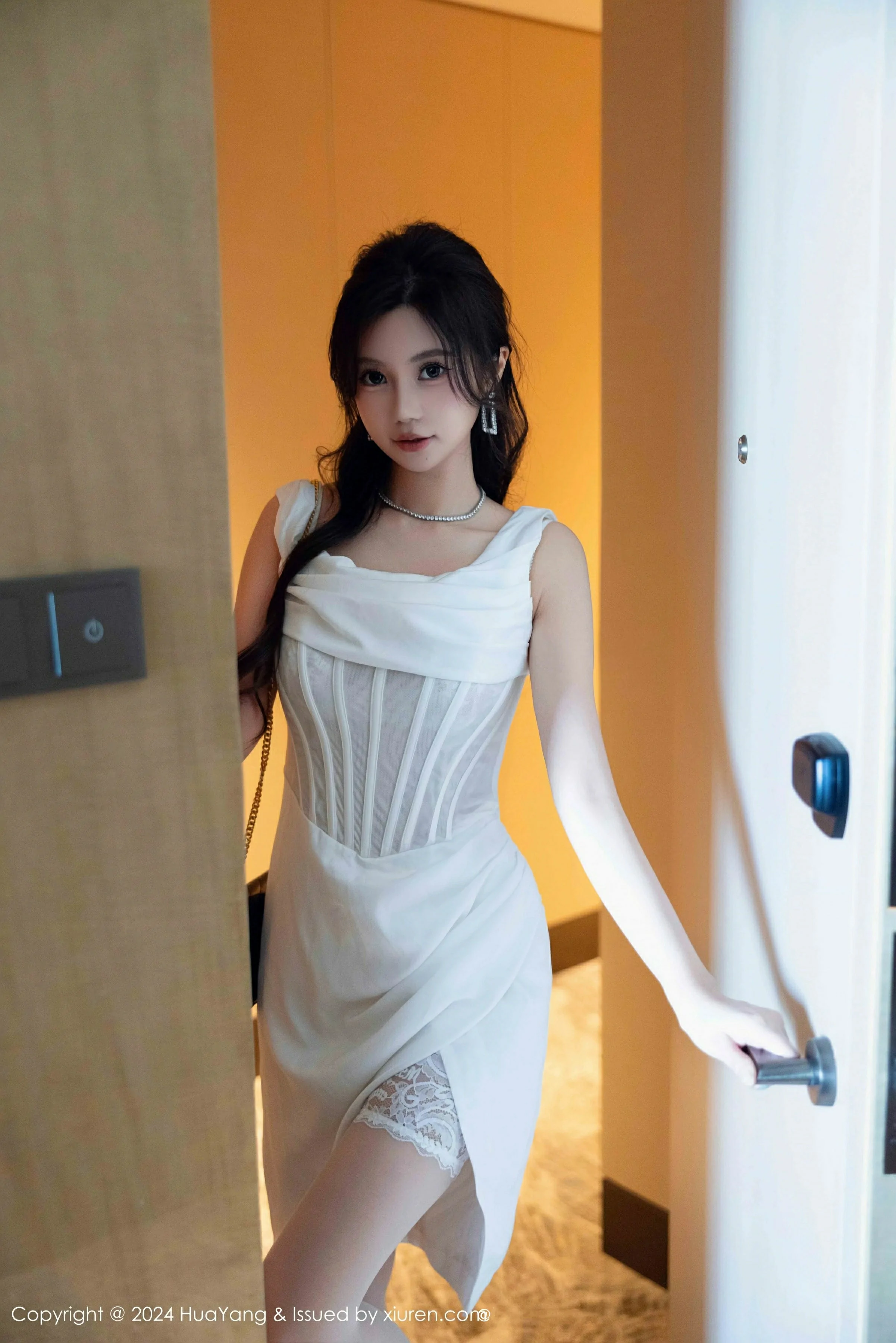 [HuaYang花漾写真] VOL.612 绮里嘉ula 性感白色连衣短裙 重庆心愿旅拍写真 [86张]插图
