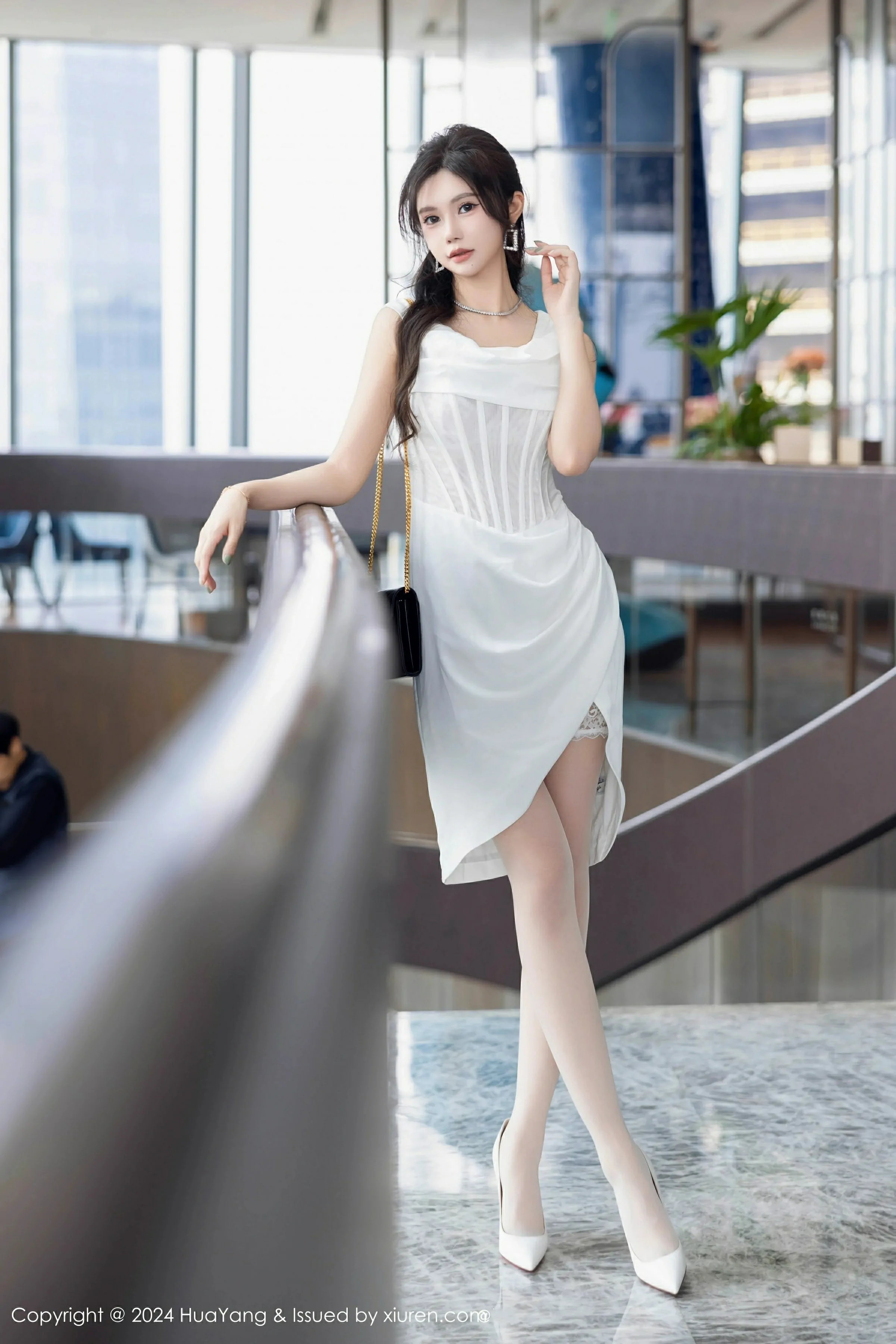 [HuaYang花漾写真] VOL.612 绮里嘉ula 性感白色连衣短裙 重庆心愿旅拍写真 [86张]插图1
