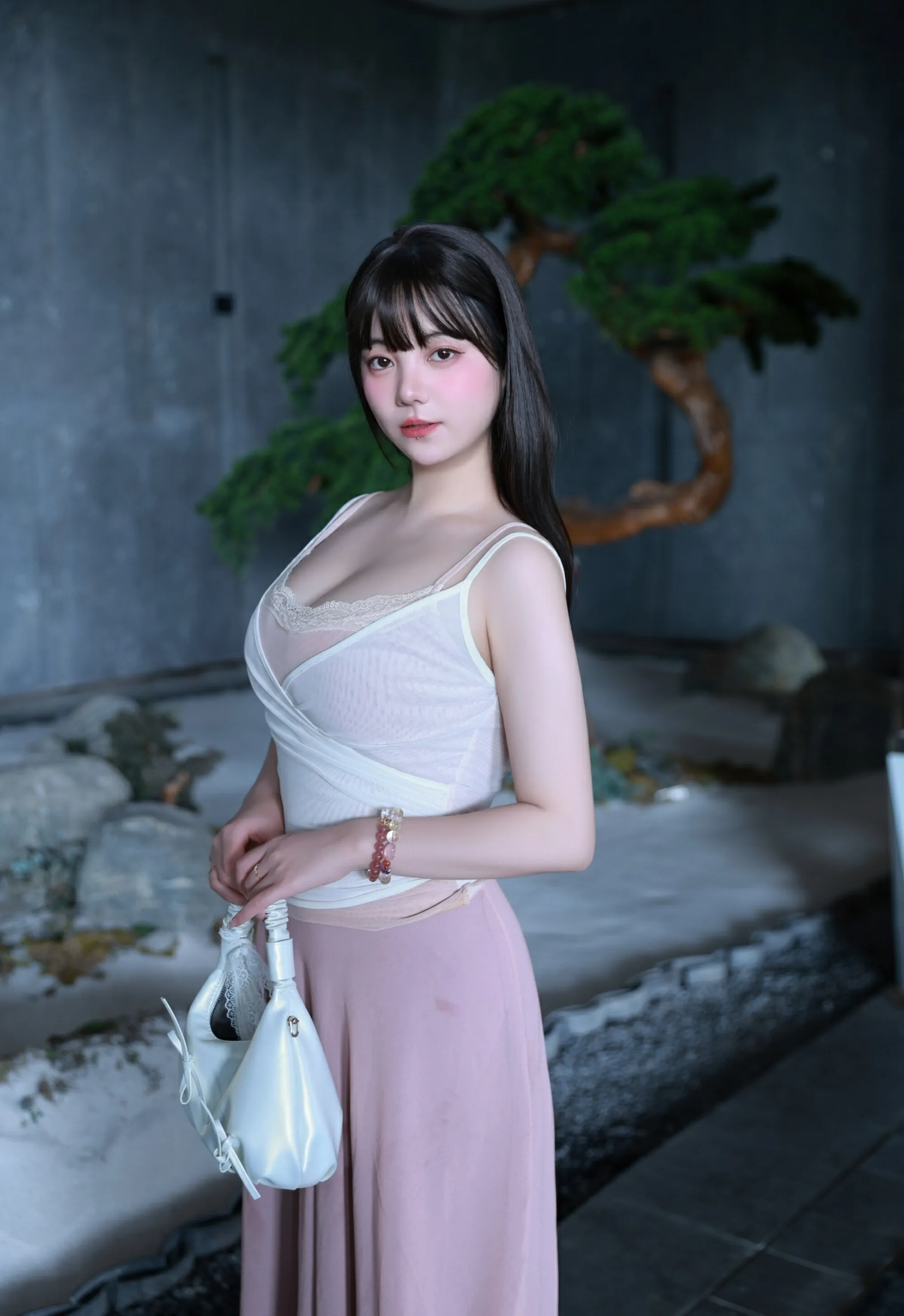 [XiuRen秀人网] No.10746 软情 粉色内衣 紫色长裙 性感写真 [86张]