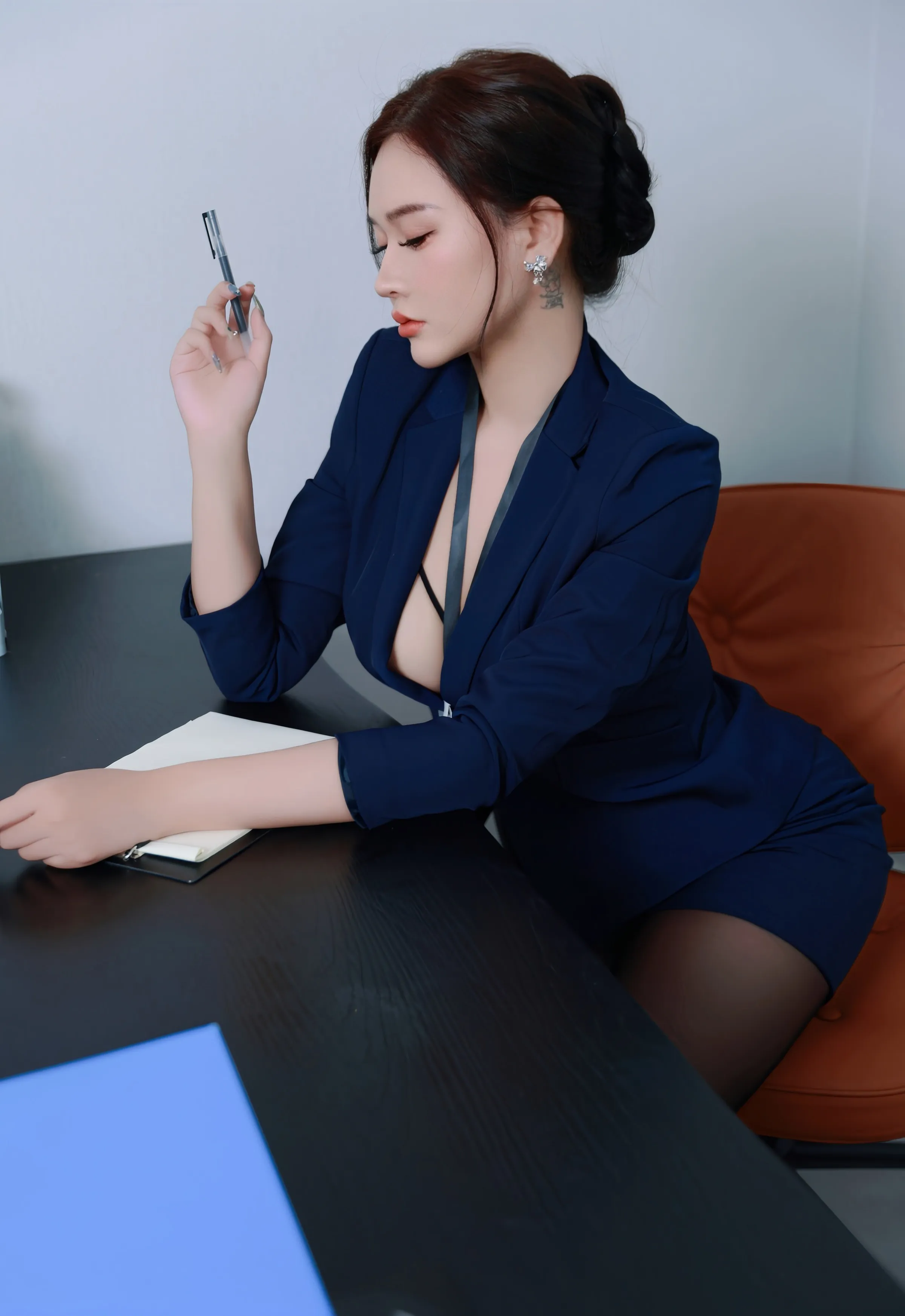 [XiuRen秀人网] No.10751 娜比 深色OL服饰 魅惑黑丝 性感写真 [75张]