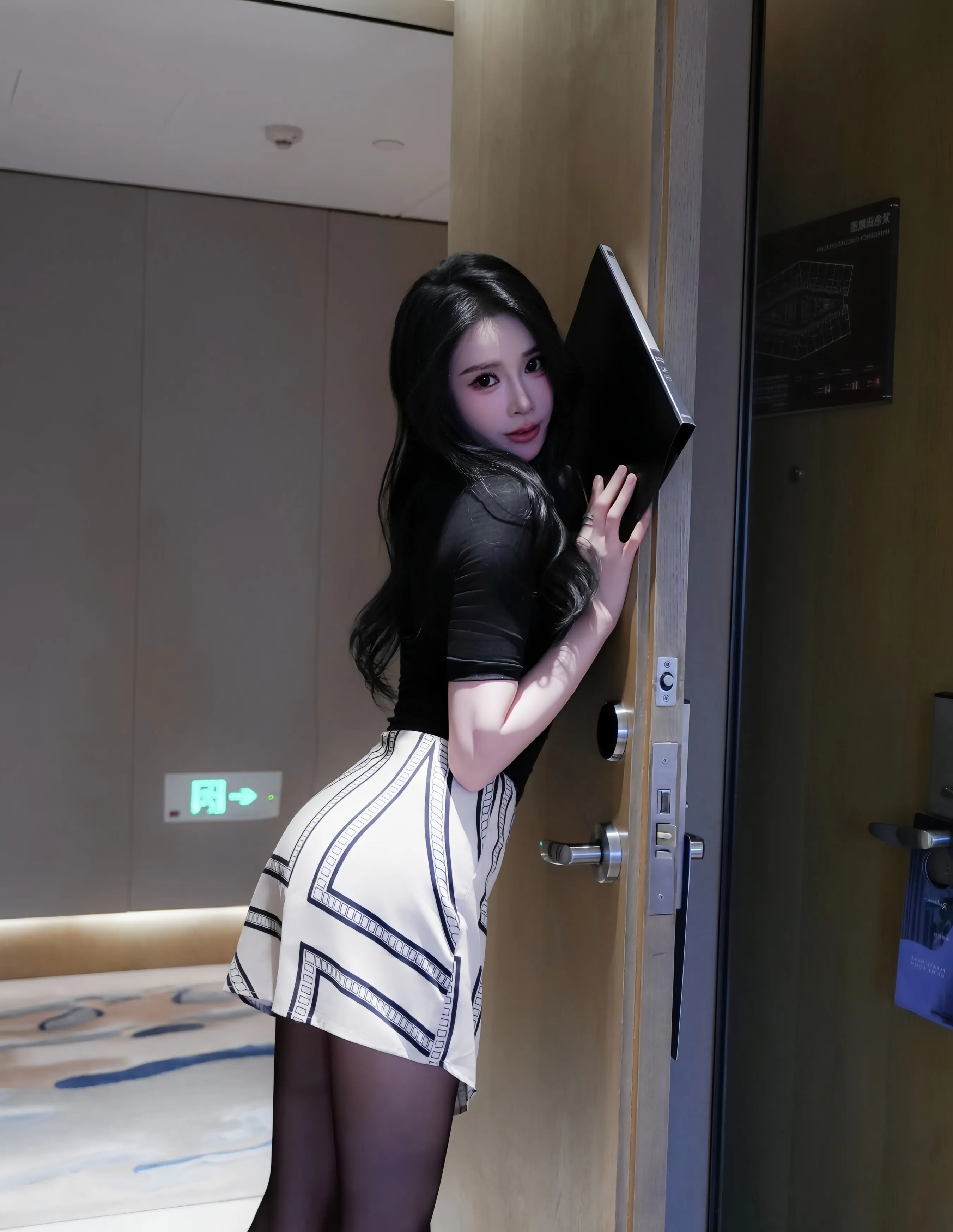 [XiuRen秀人网] No.10817 椰汁糯米姬 黑色T恤 魅惑黑丝 性感写真 [80张]插图