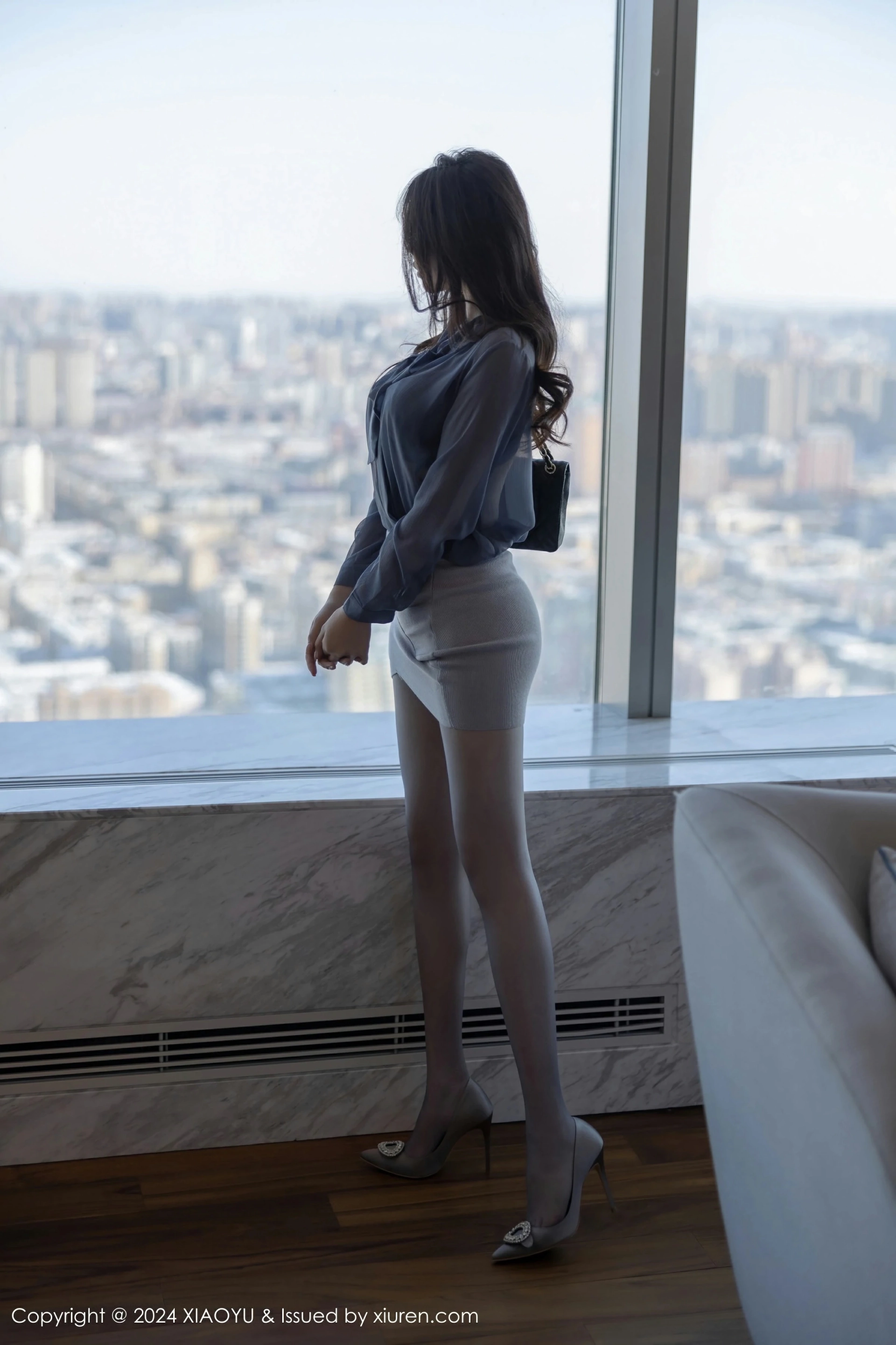 [XIAOYU语画界] VOL.1219 徐莉芝Booty 银白色短裙 性感诱人蓝灰色丝袜 哈尔滨旅拍写真 [92张]插图1