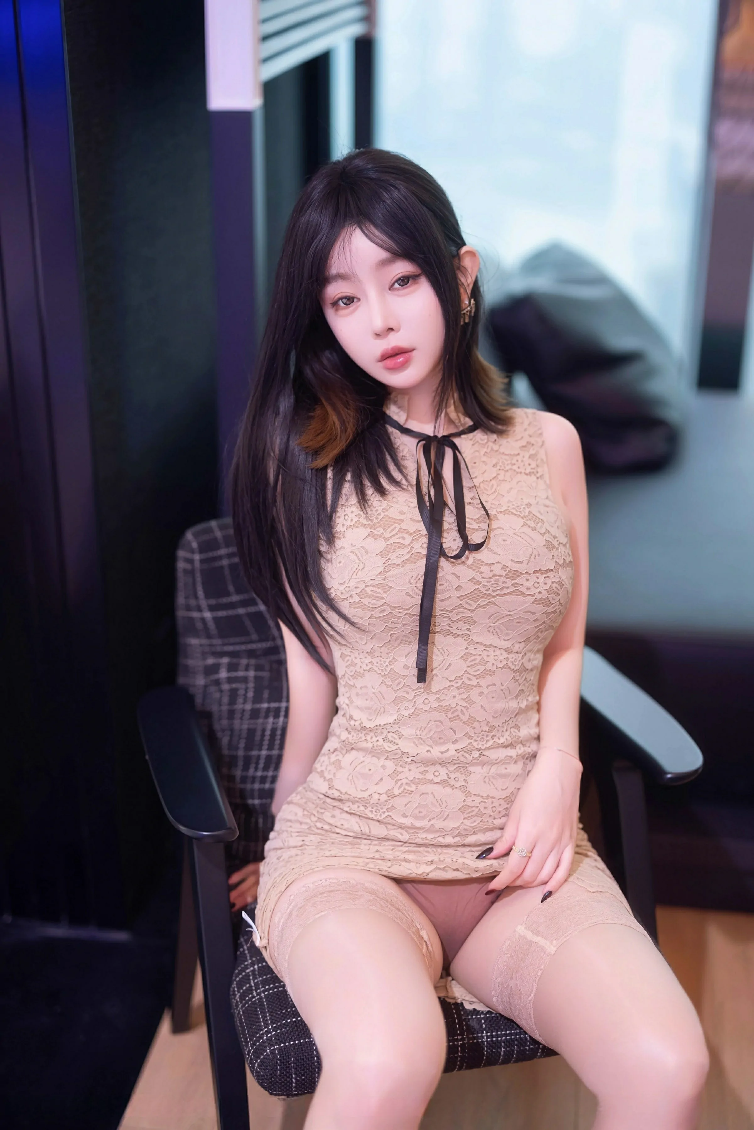[HuaYang花漾写真] VOL.632 王雨纯 浅色连衣短裙 诱人肉丝 性感写真 [82张]插图1