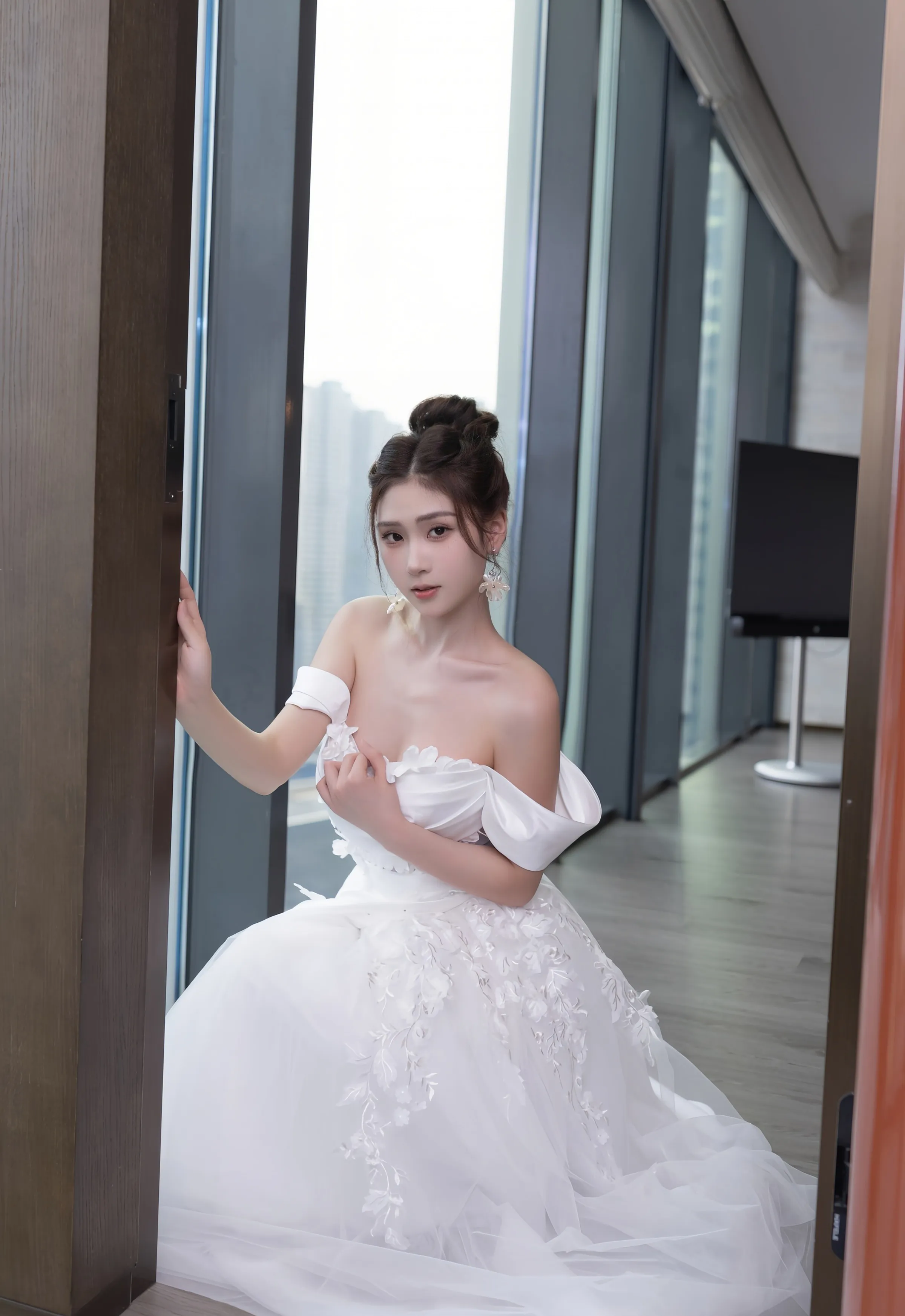 [XiuRen秀人网] No.10814 刘婷婷 白色婚纱 肉色丝袜 性感写真 [80张]