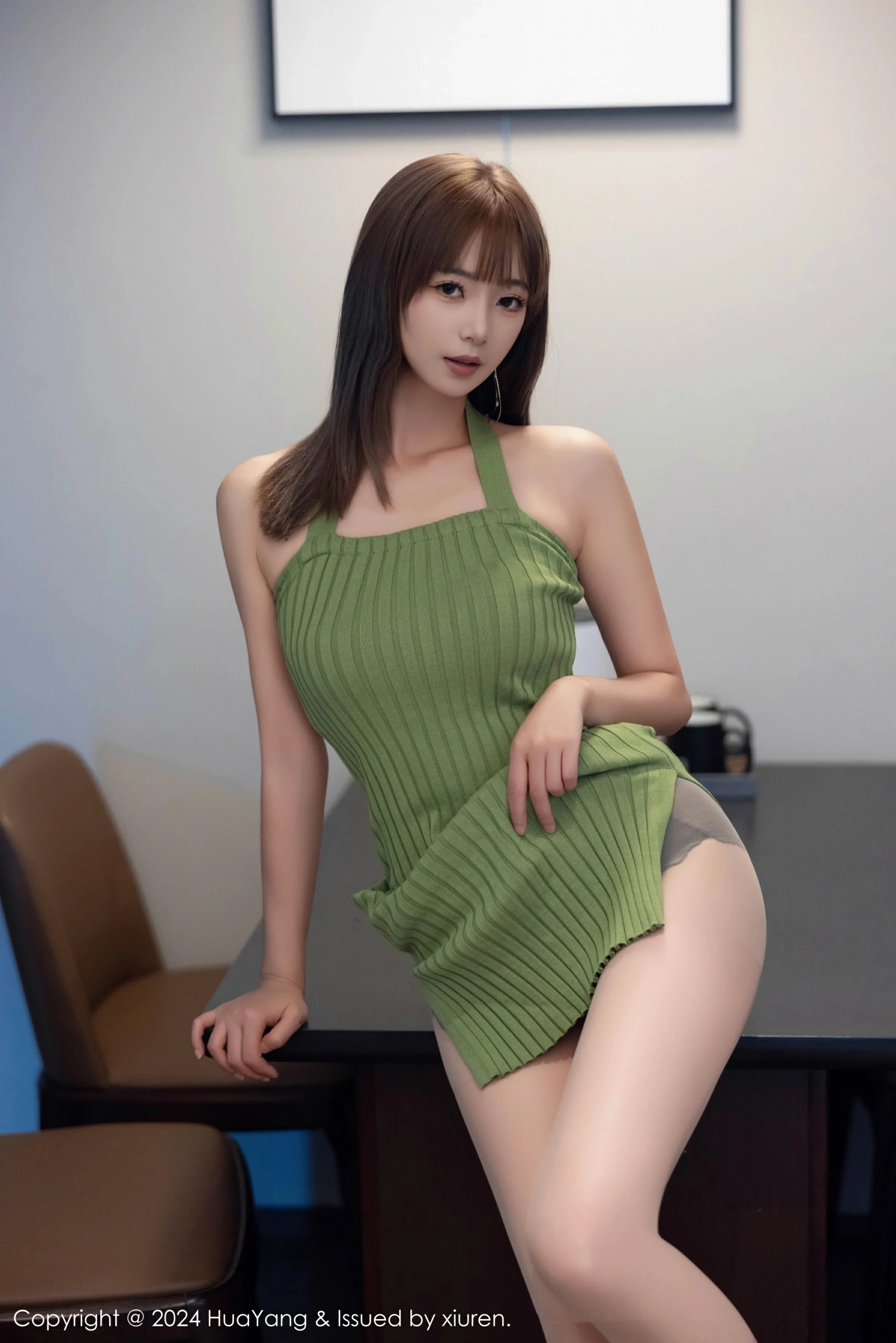 [HuaYang花漾写真] VOL.600 宋-kiki 绿色连衣短裙 诱人灰丝 性感写真 [74张]插图1