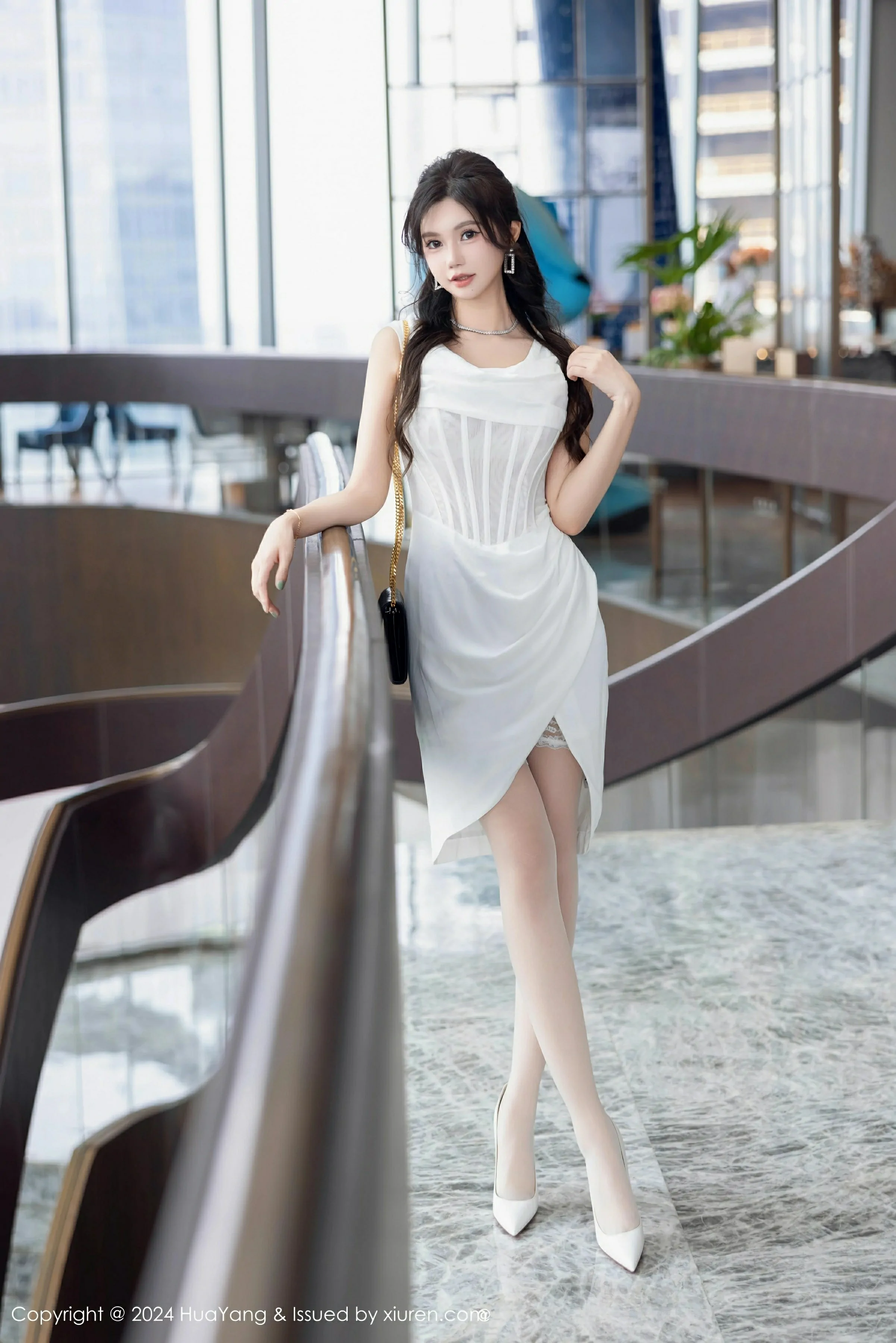 [HuaYang花漾写真] VOL.612 绮里嘉ula 性感白色连衣短裙 重庆心愿旅拍写真 [86张]插图1