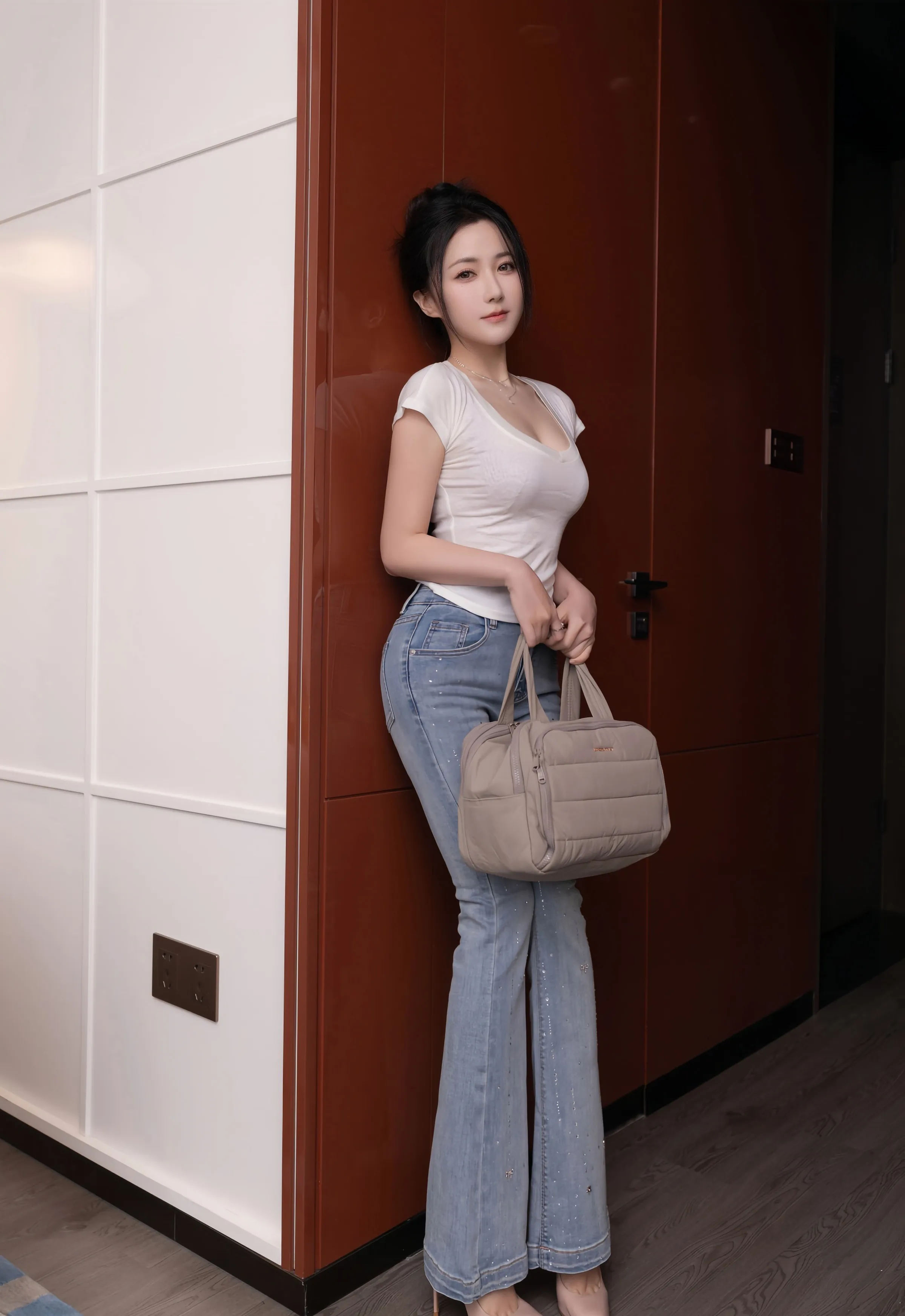 [XiuRen秀人网] No.10858 鱼子酱Fish 暖灰色蕾丝服饰 性感写真 [76张]