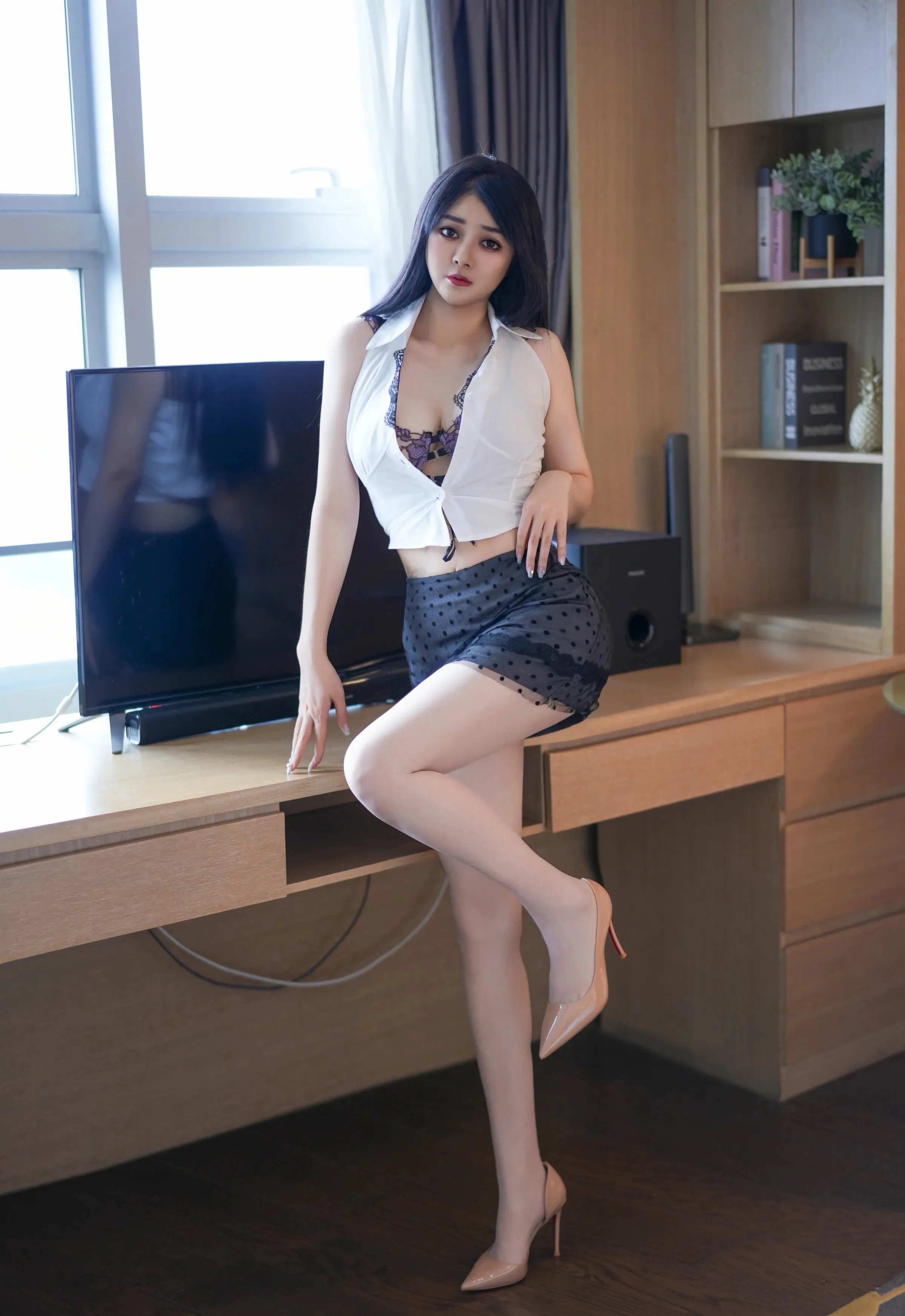 [YOUMI尤蜜荟] VOL.1169 凯竹Quinn 黑色蕾丝波点短裙 性感写真 [69张]插图1