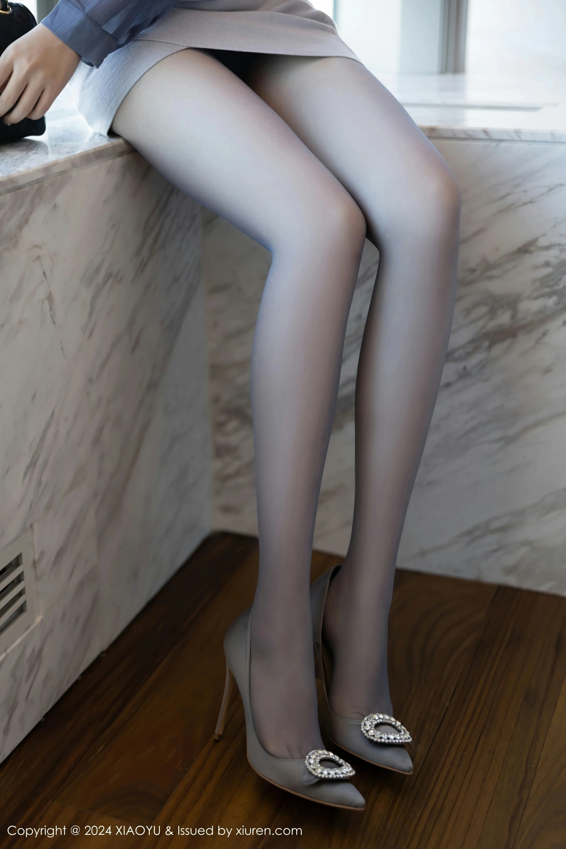 [XIAOYU语画界] VOL.1219 徐莉芝Booty 银白色短裙 性感诱人蓝灰色丝袜 哈尔滨旅拍写真 [92张]插图1
