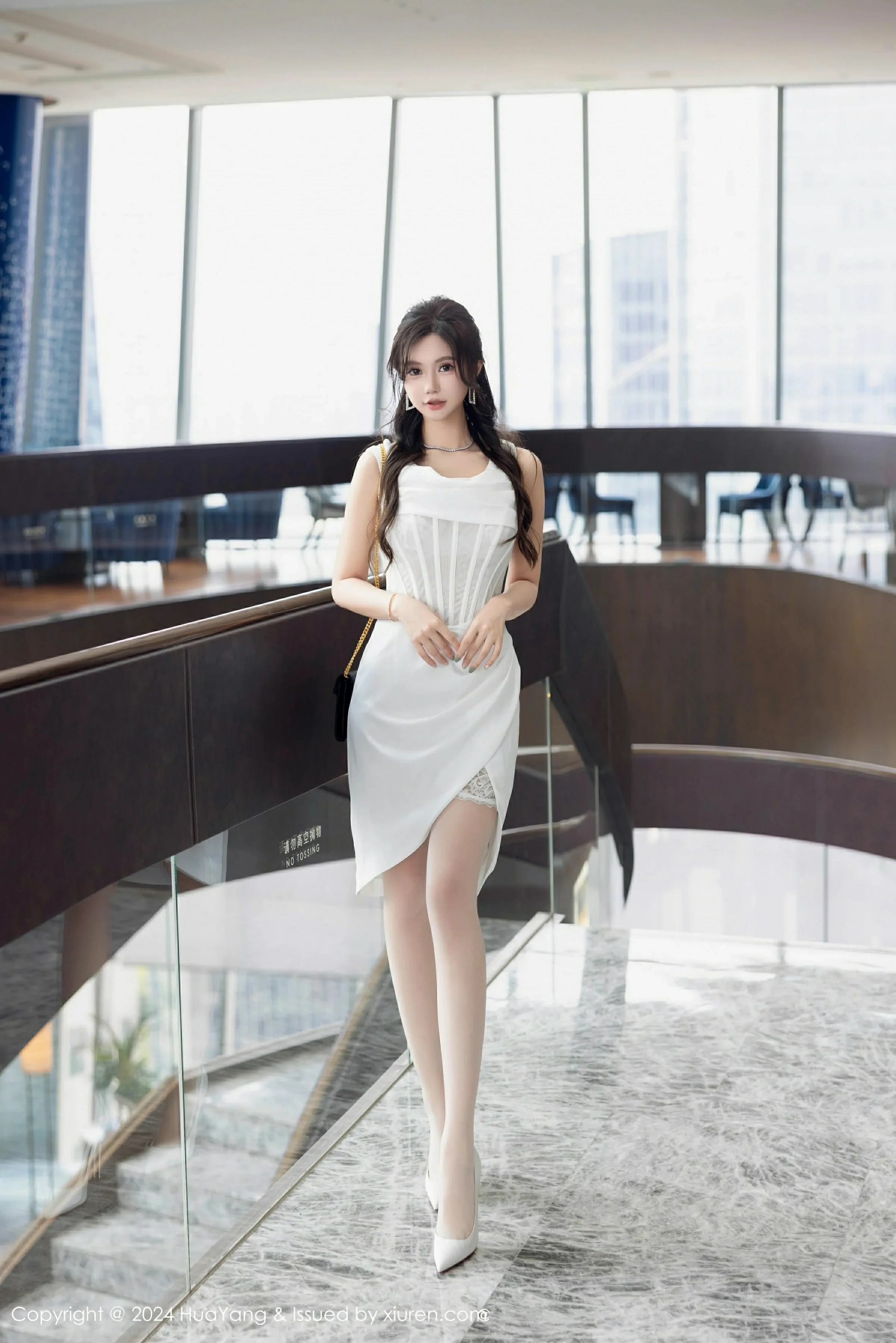 [HuaYang花漾写真] VOL.612 绮里嘉ula 性感白色连衣短裙 重庆心愿旅拍写真 [86张]插图1