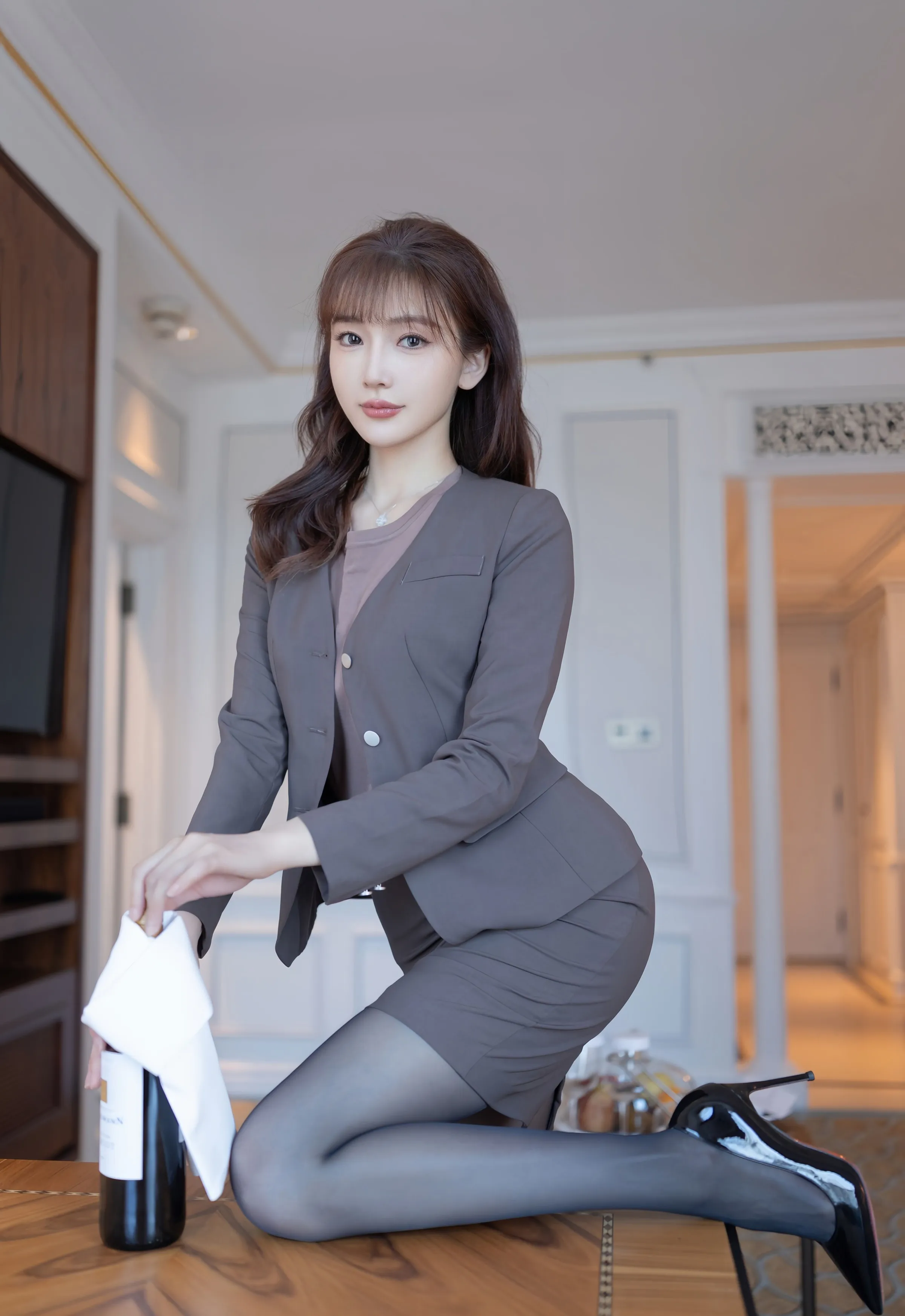 [XiuRen秀人网] No.10850 陆萱萱 深色OL服饰 性感写真 [78张]