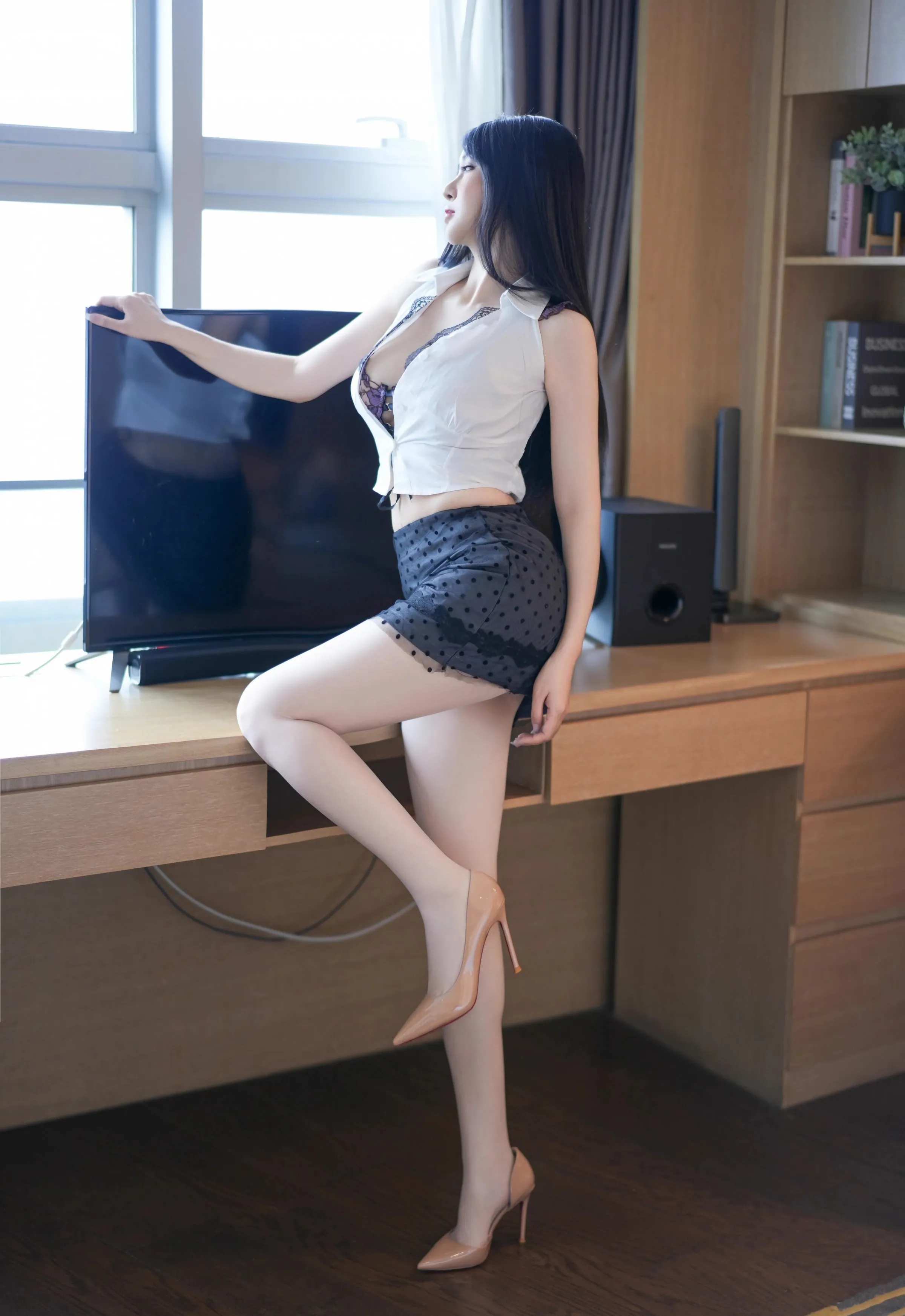 [YOUMI尤蜜荟] VOL.1169 凯竹Quinn 黑色蕾丝波点短裙 性感写真 [69张]插图
