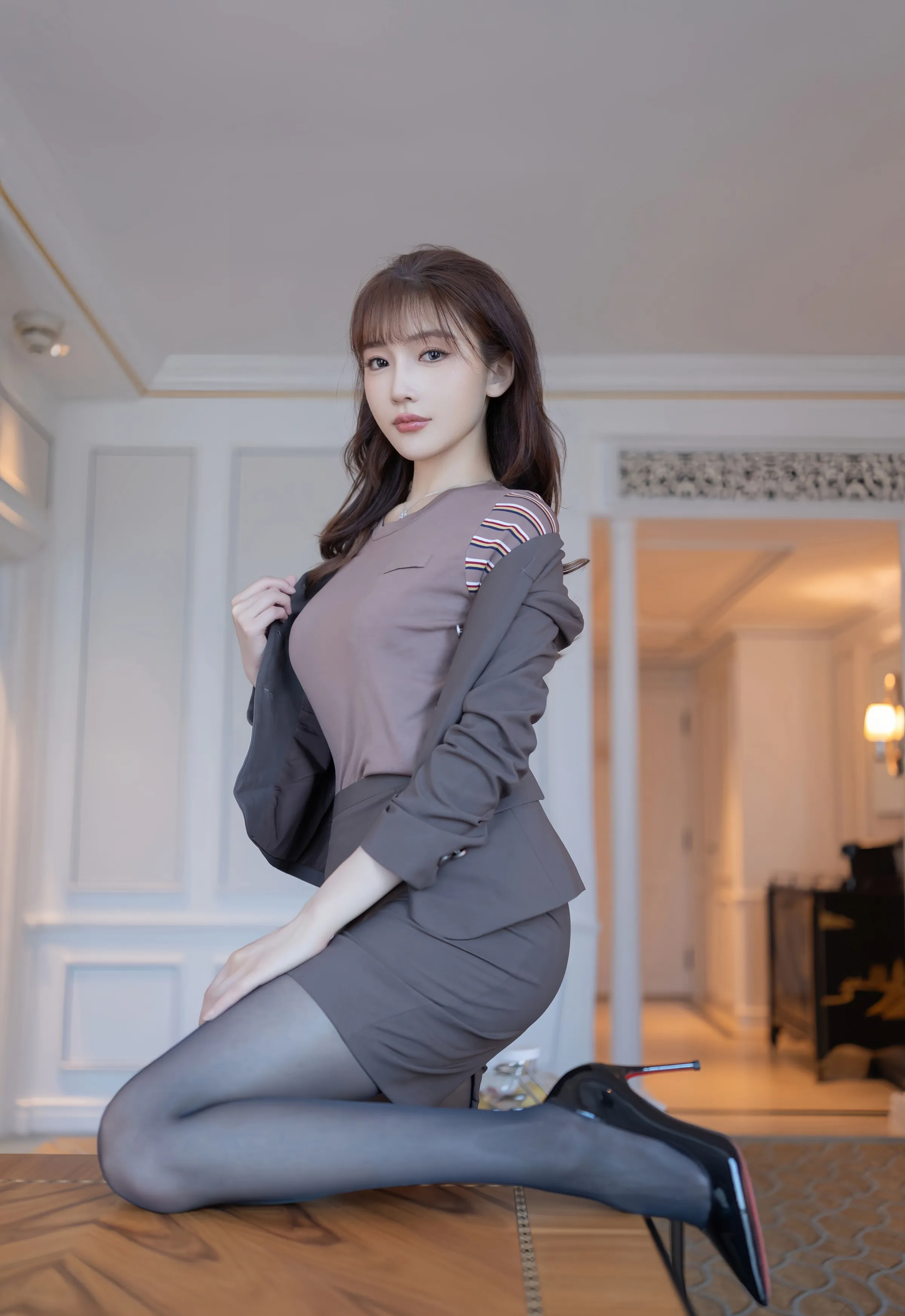 [XiuRen秀人网] No.10850 陆萱萱 深色OL服饰 性感写真 [78张]