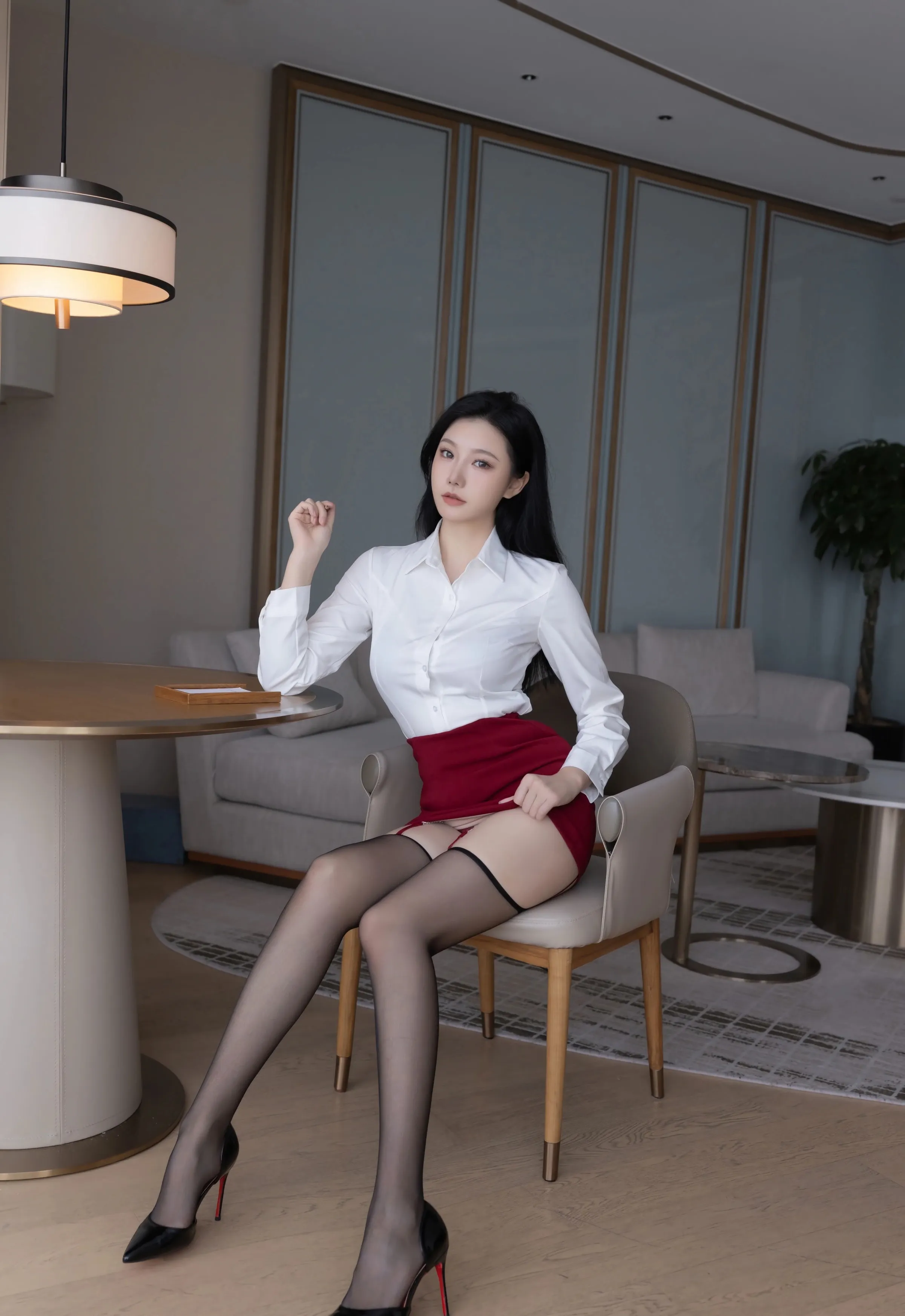 [XiuRen秀人网] No.10797 安然anran 红裙OL魅惑黑丝 性感写真 [77张]