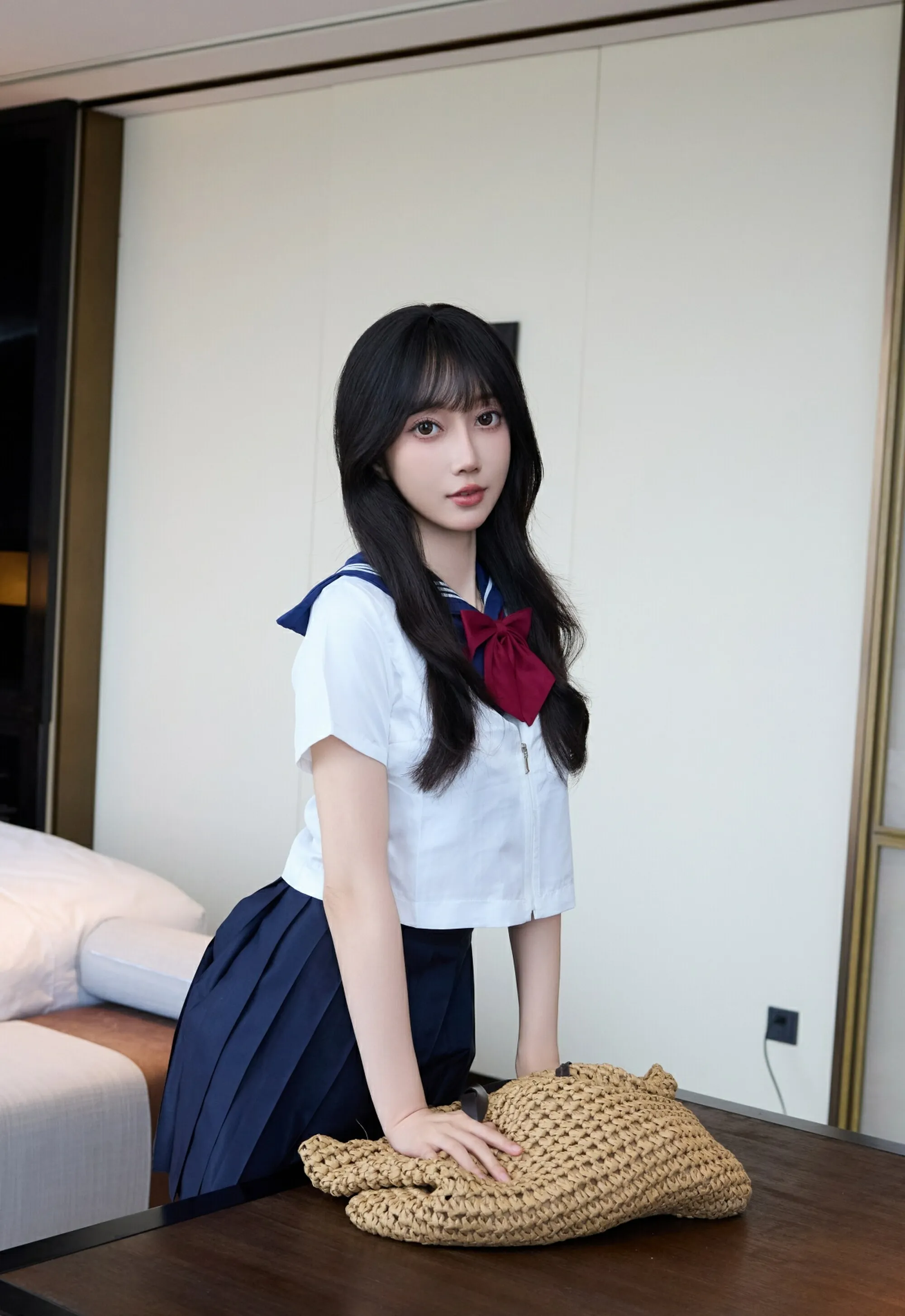 [XiuRen秀人网] No.10766 玥儿玥er JK制服 性感魅惑黑丝 上海旅拍写真 [68张]