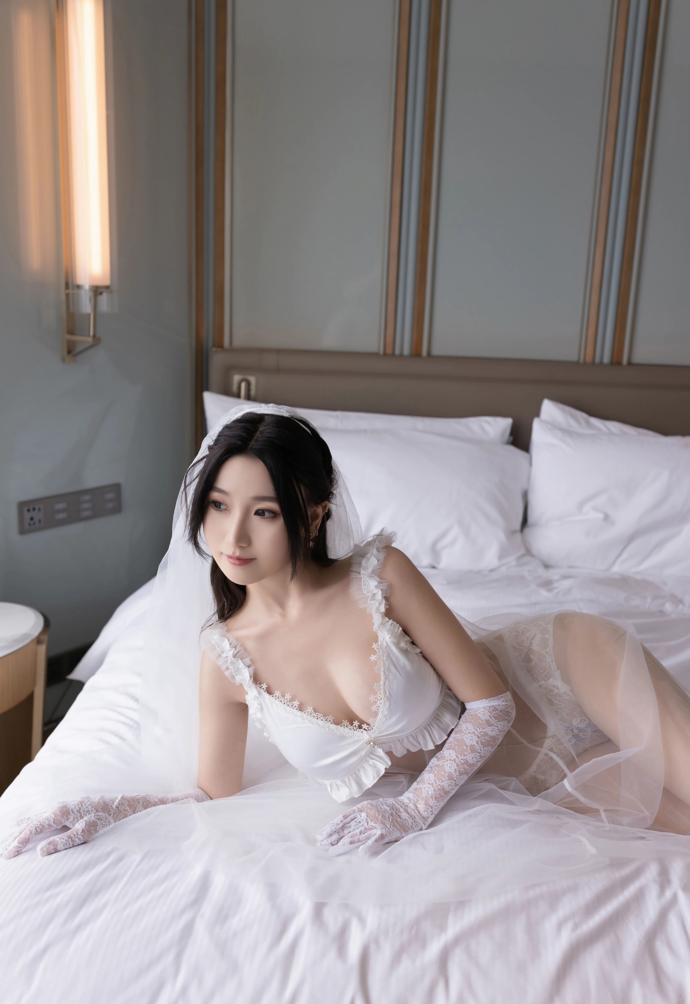 [XiuRen秀人网] No.10871 杏子Yada 轻透白纱搭配肉色丝袜 性感写真 [70张]