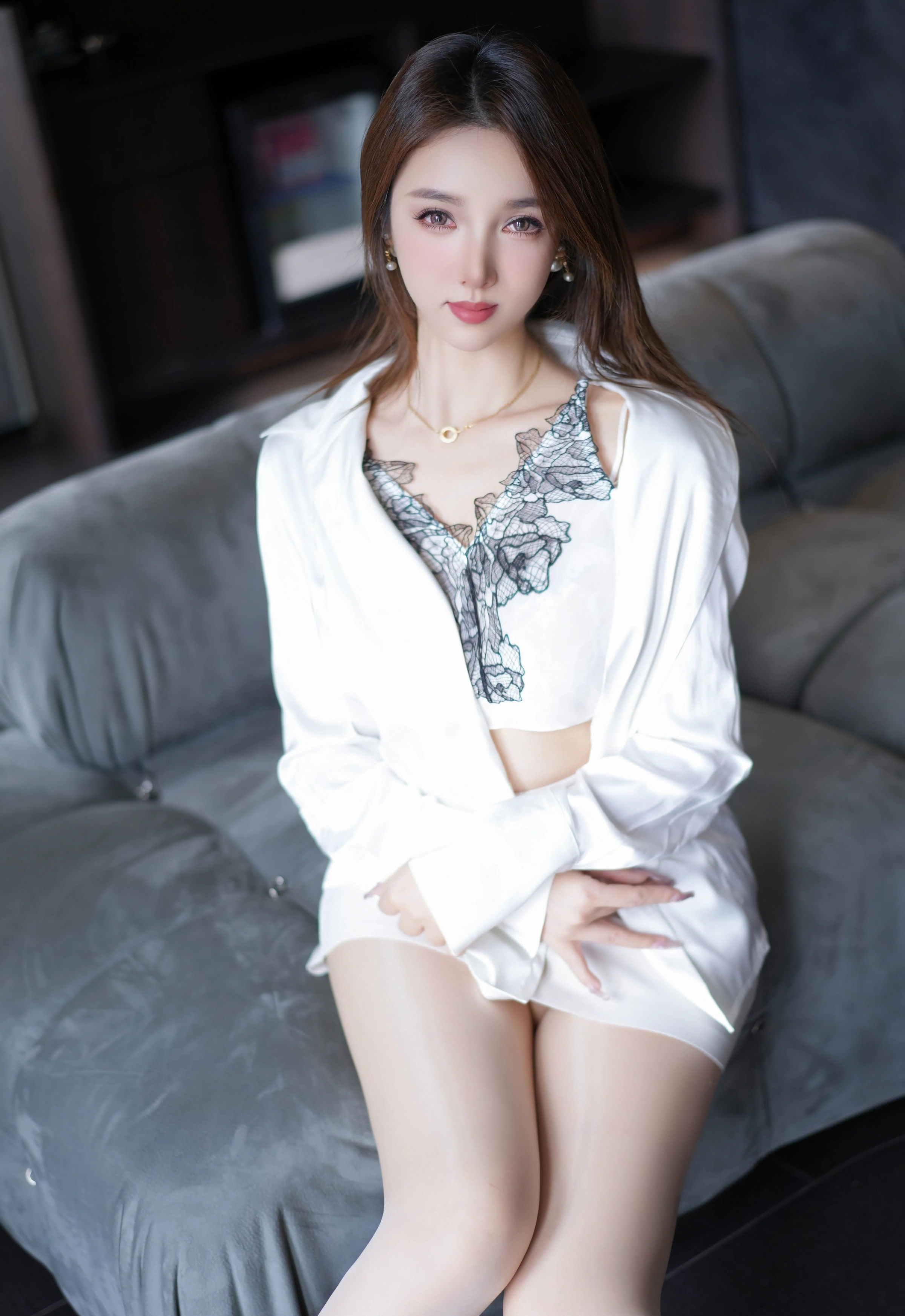 [XiuRen秀人网] No.10872 桃桃·夭夭twins 灰色OL服饰 白色蕾丝内衣 性感写真 [60张]插图1