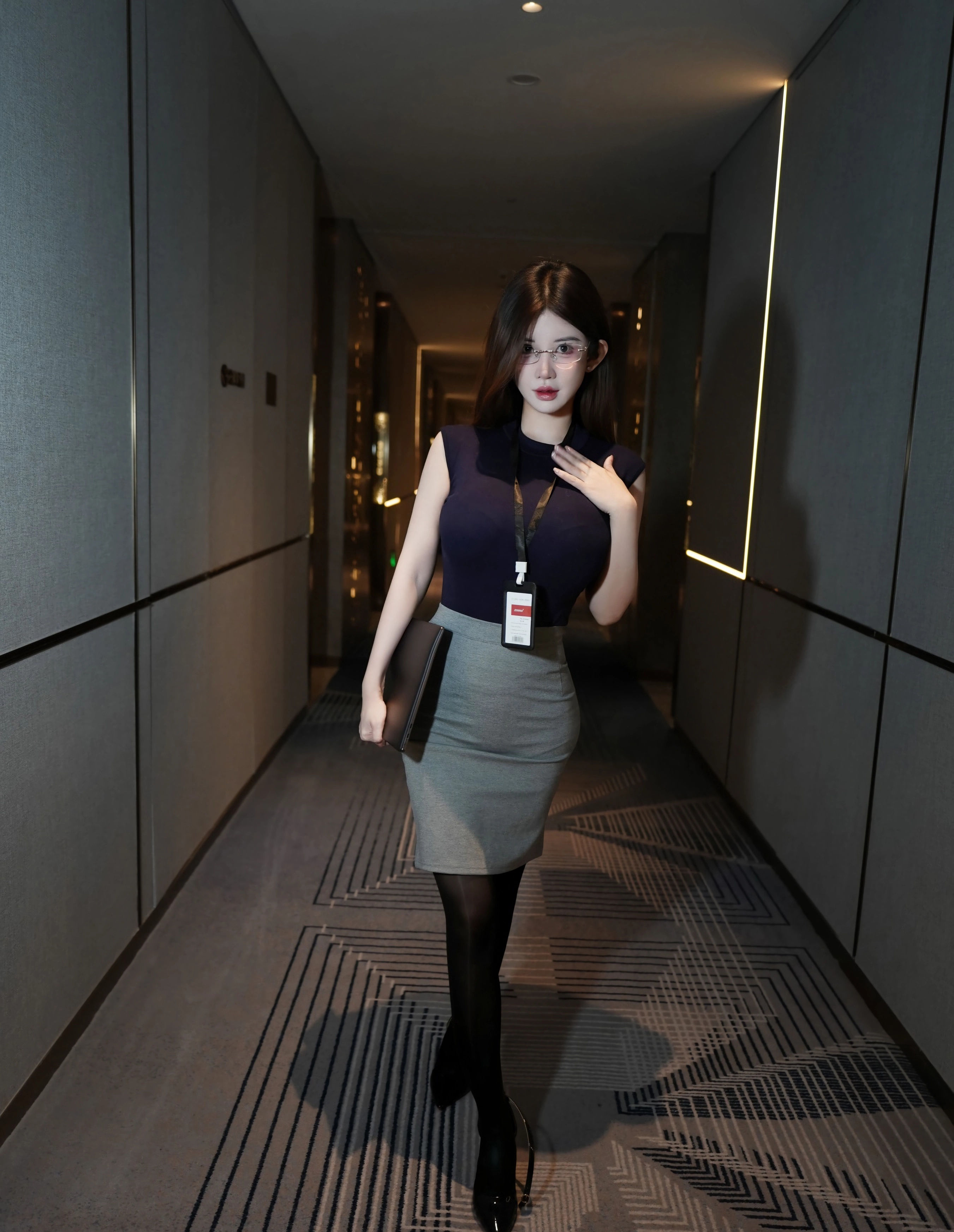[XiuRen秀人网] No.11023 苏甜橙子 深色职业装 魅惑黑丝 性感写真 [55张]插图1